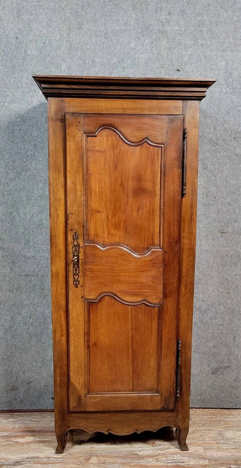 Armoire bonnetiére époque Louis XV en noyer vers 1780-1800
