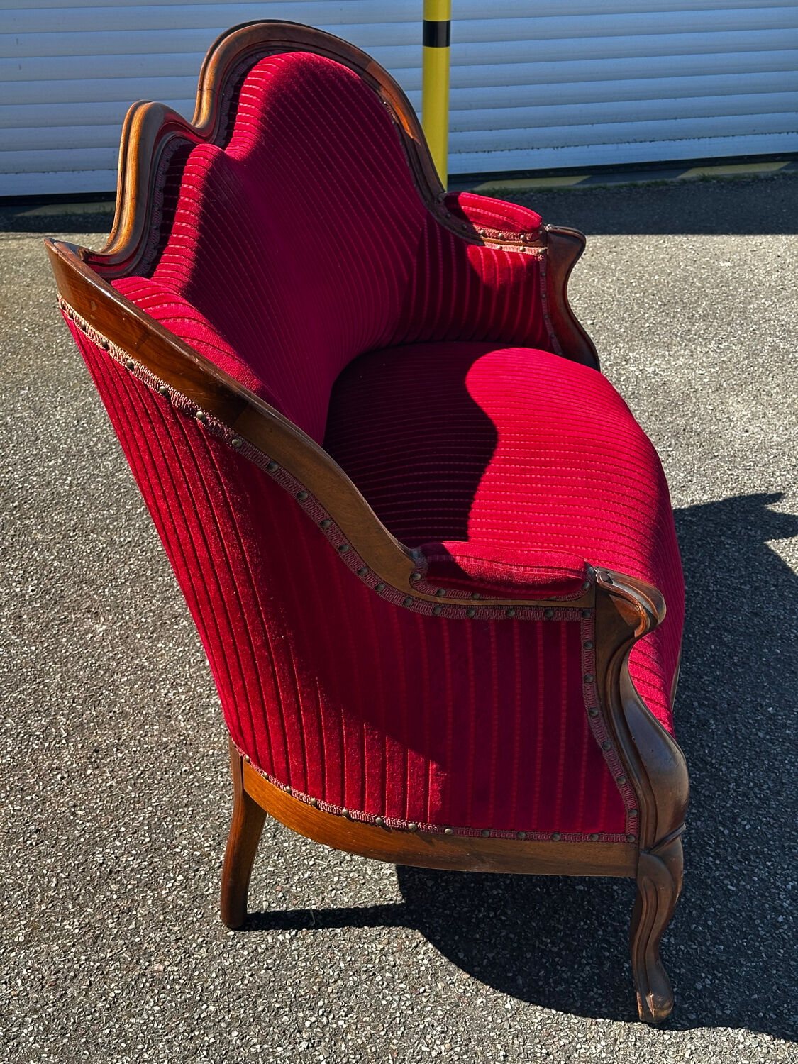 Louis XV style canapé in moulded wood – red velvet fabric – 19th century