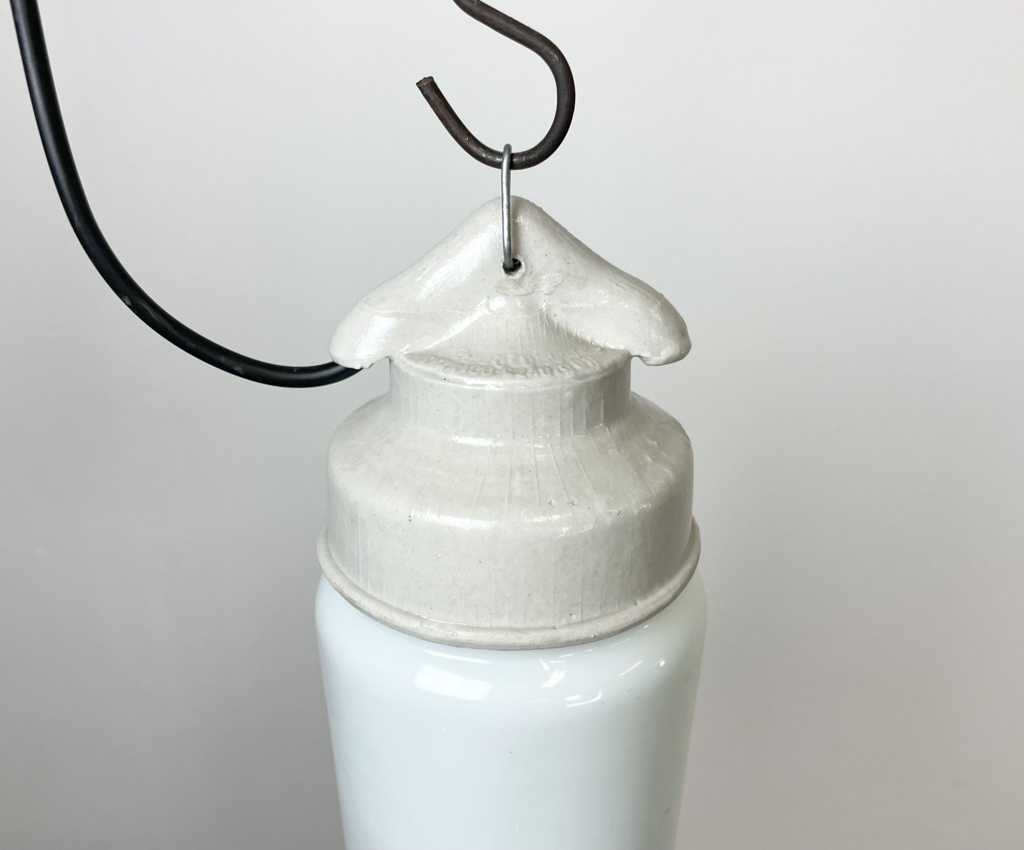 Suspension en porcelaine blanche industrielle avec verre opale, années 1970