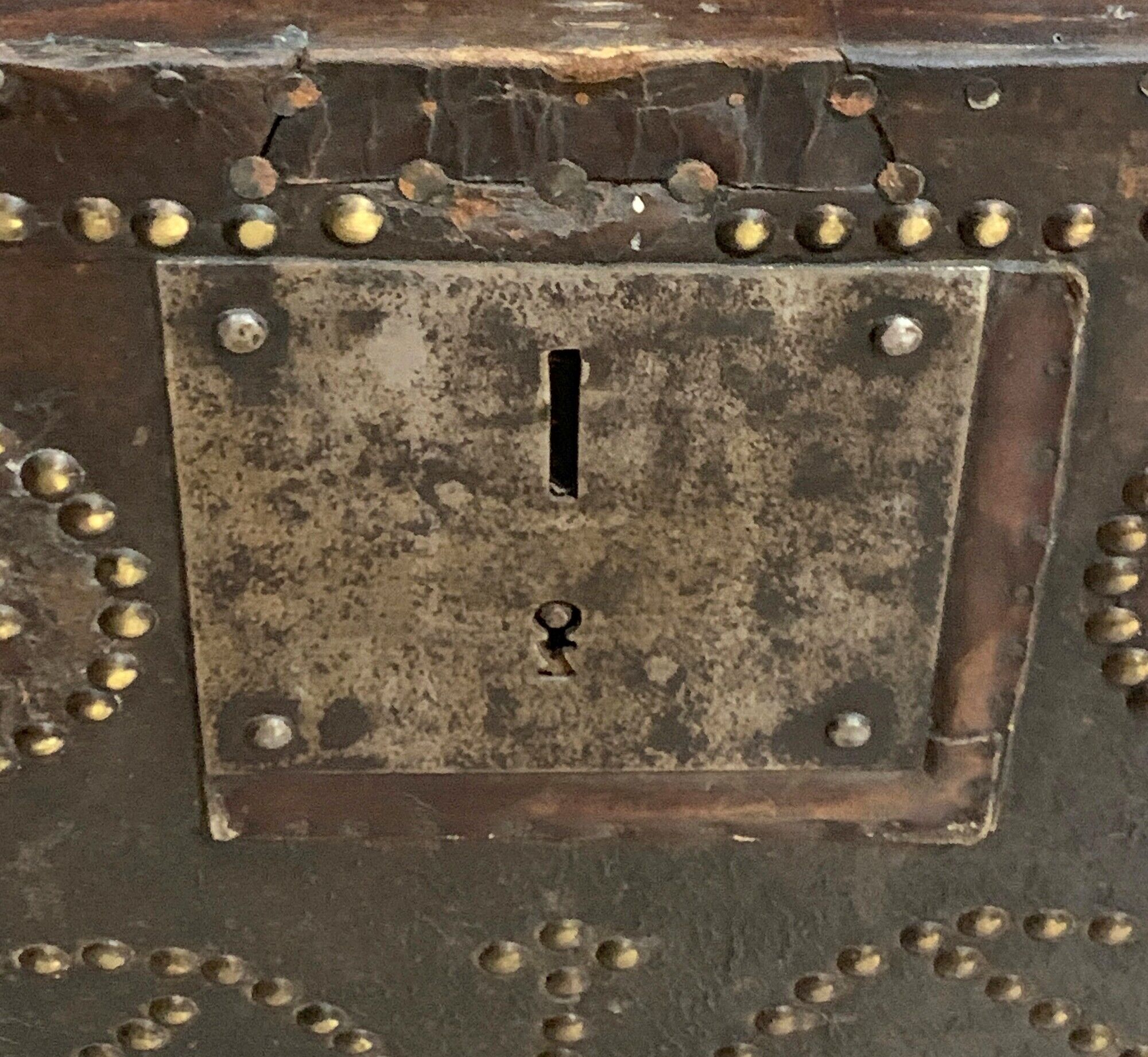 Carriage chest period 18th century in studded leather around 1750