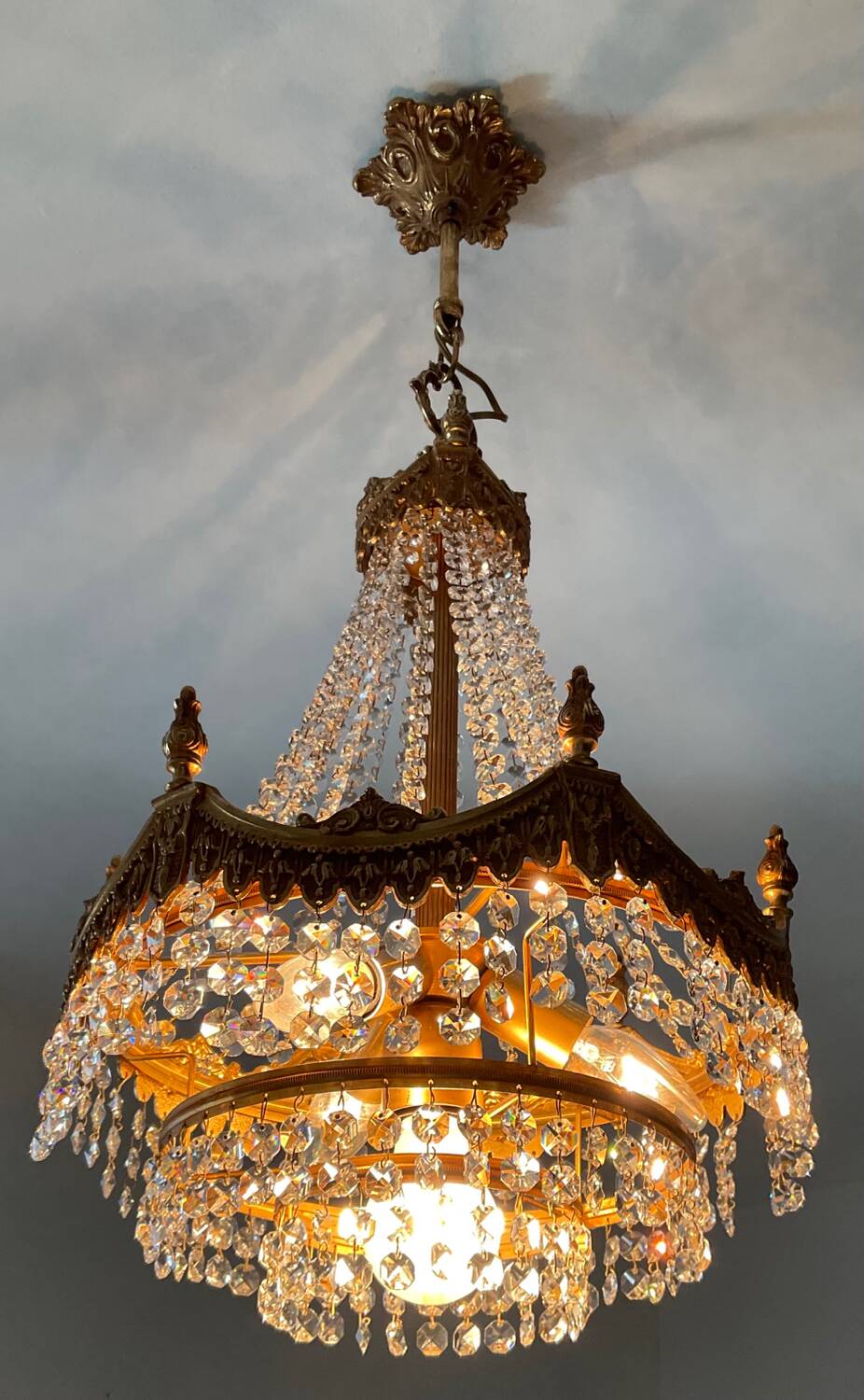 Lustre cascade en bronze et pampilles de cristal