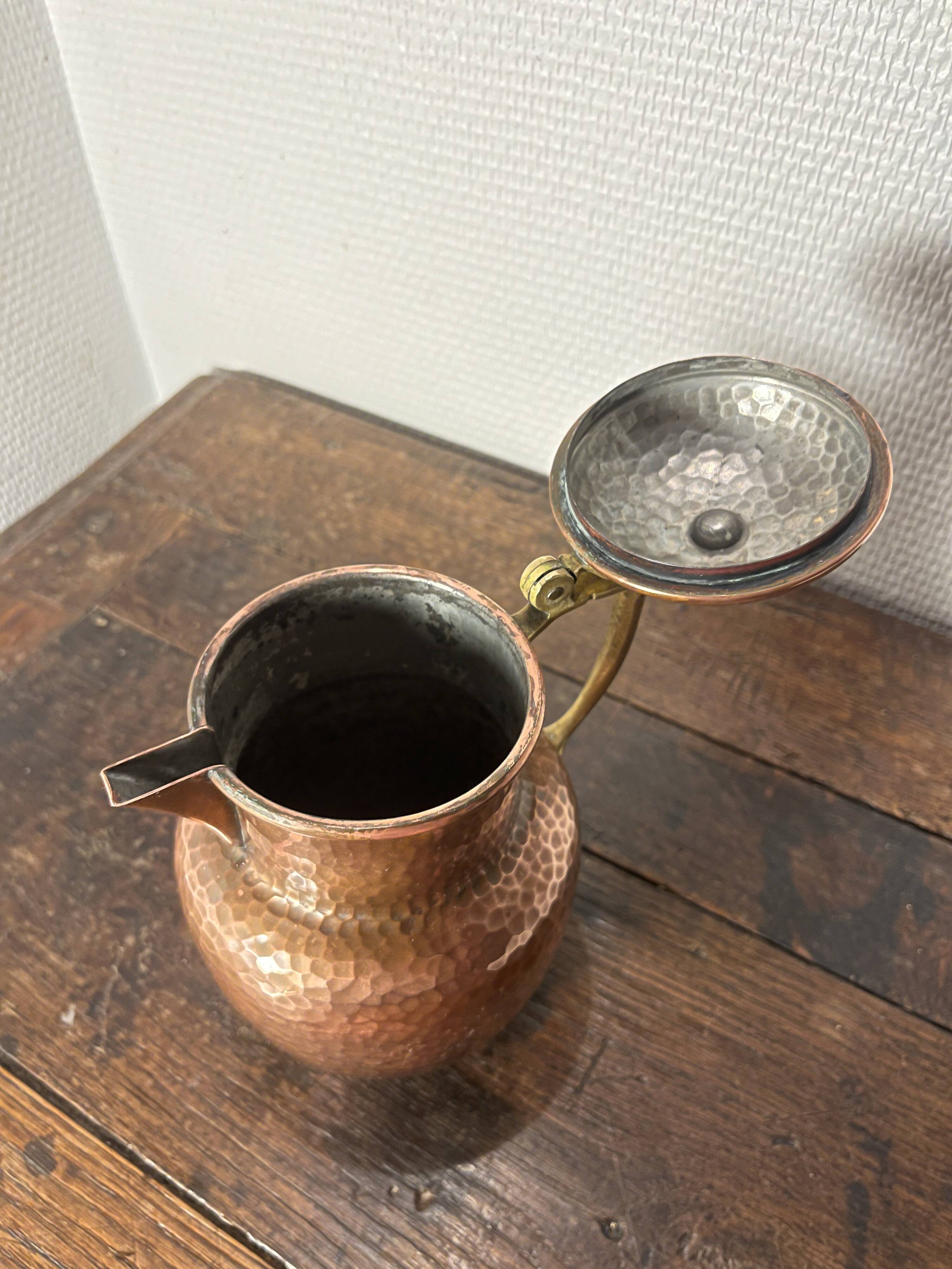 Hammered copper coffee pot signed Aug. Dannhauer, Geneva – 3/4 L