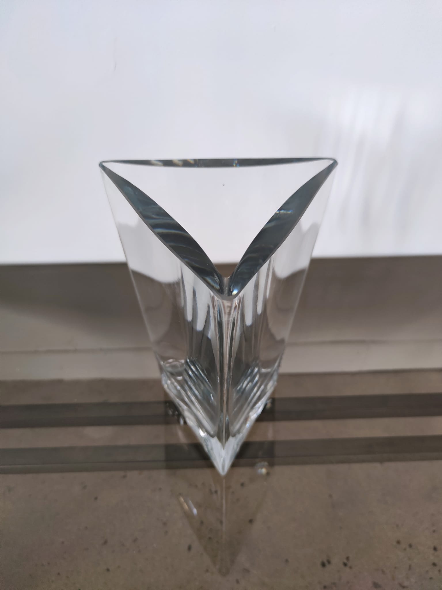 Triangular vase in thick transparent glass H:30cm