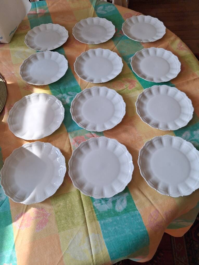 12 dessert plates in Limoges porcelain by Maison Giraud
