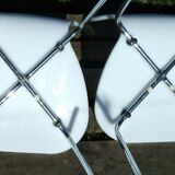 Paire de chaises blanches en plexiglas