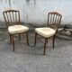 Paire de chaises anciennes en bois tourné, assise tapissée brodée