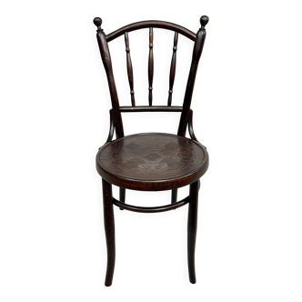 Curved wooden dining chairs by Thonet Mundus