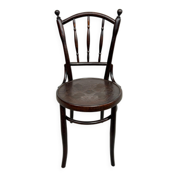 Curved wooden dining chairs by Thonet Mundus