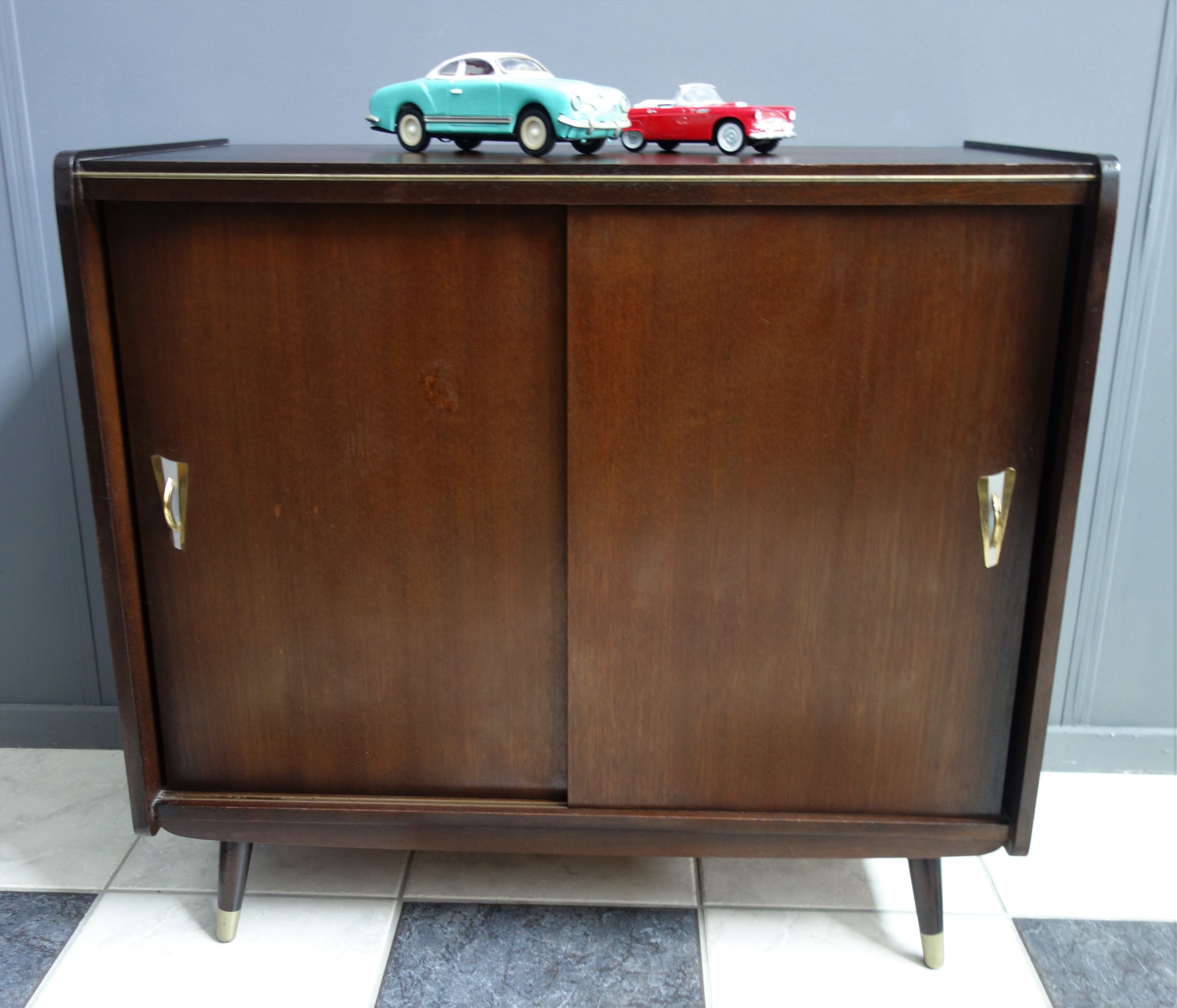Portes-coulissantes-en-bois-foncé-sideboard-des-années-...