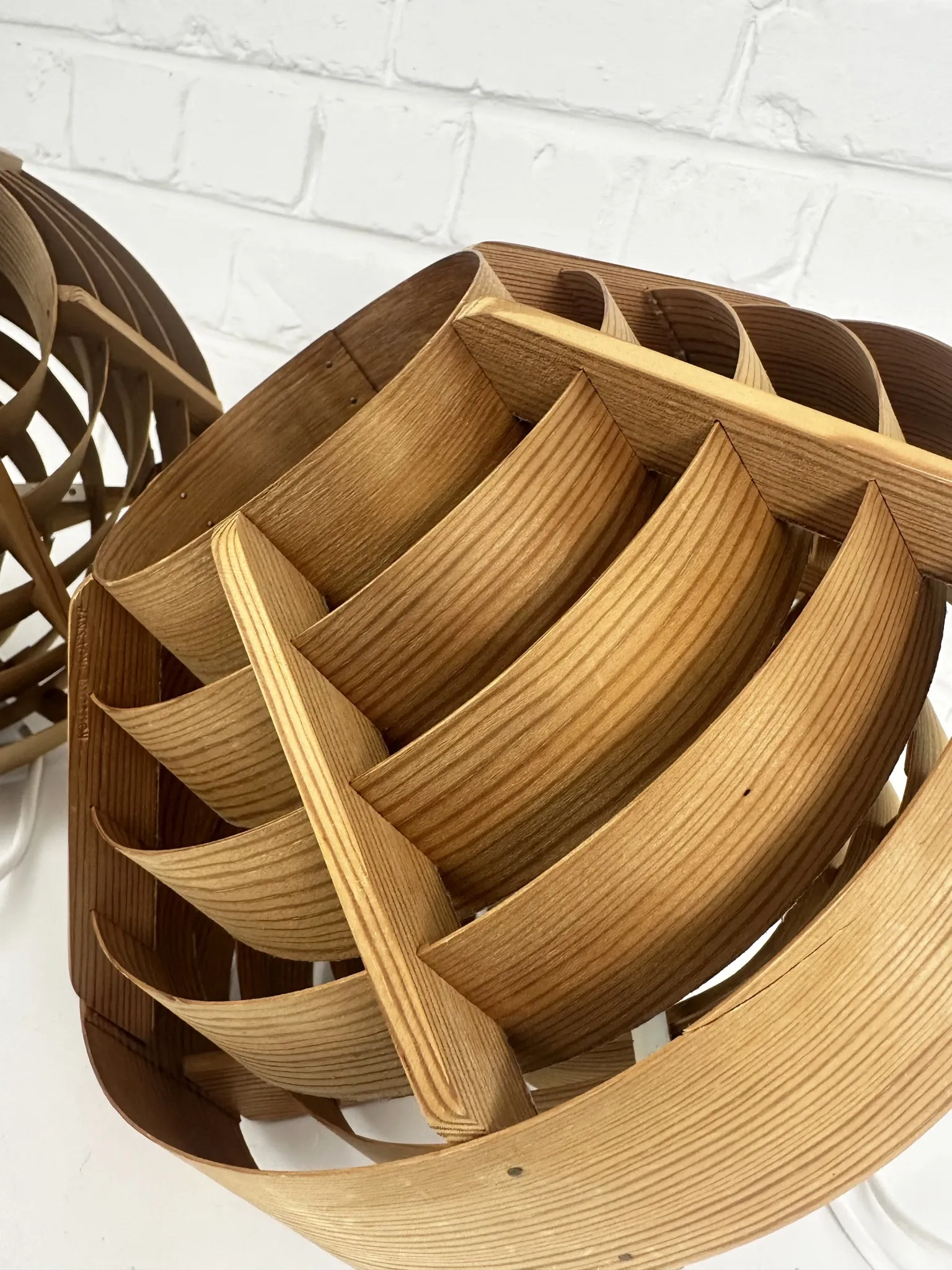 Pair of Hans-Agne Jakobsson pendant lights in pine veneer – AB Ellysett