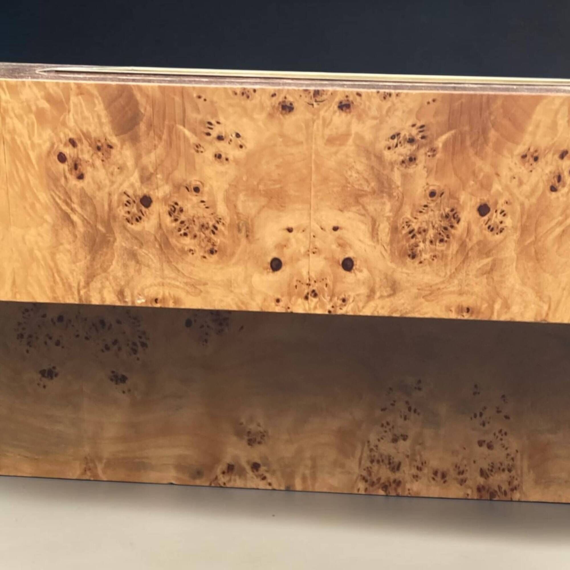 "Alveo" coffee table in wood burl and brass, Willy Rizzo – 1970