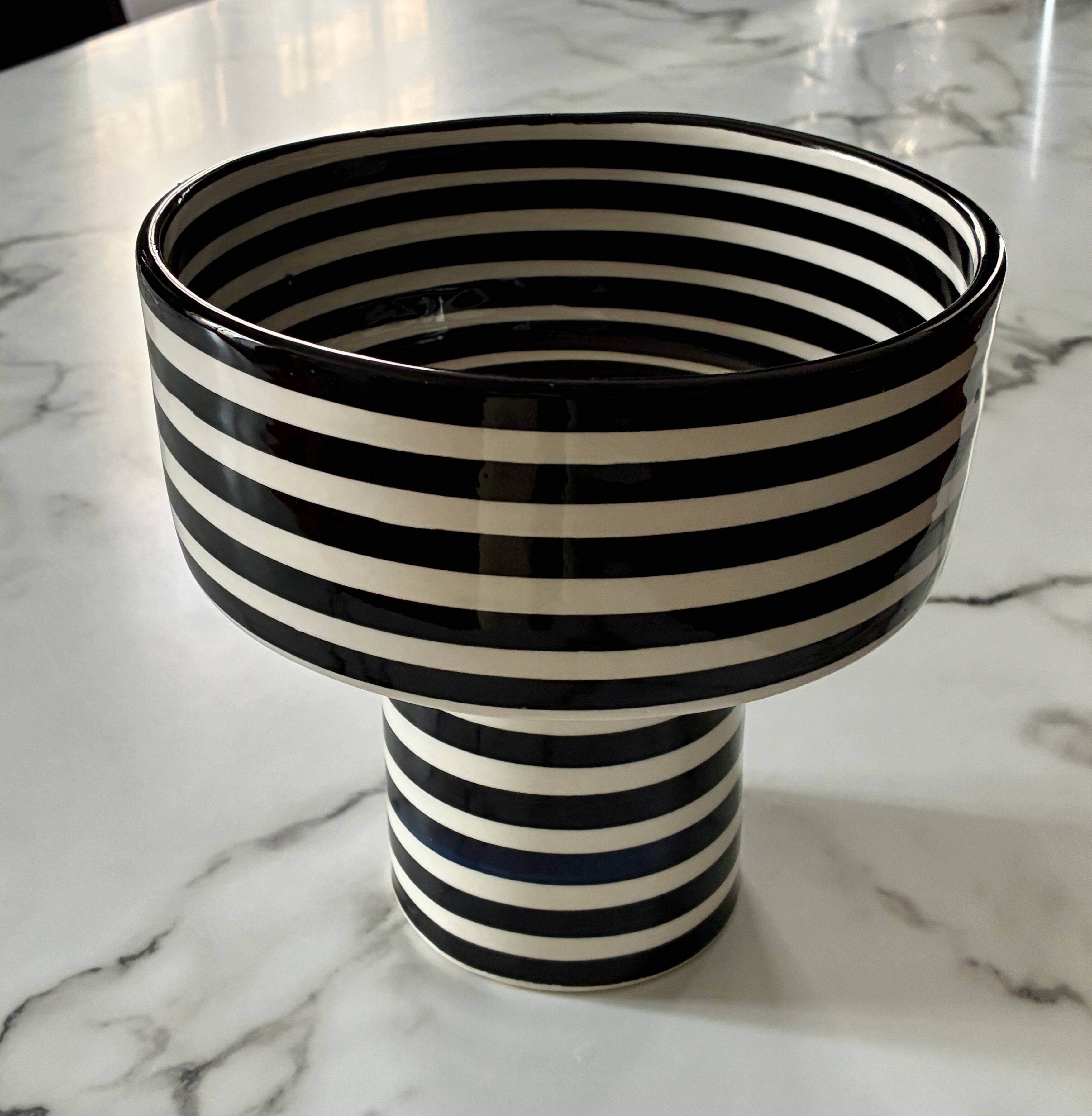 XL coupe presentation or base with black and white stripes.