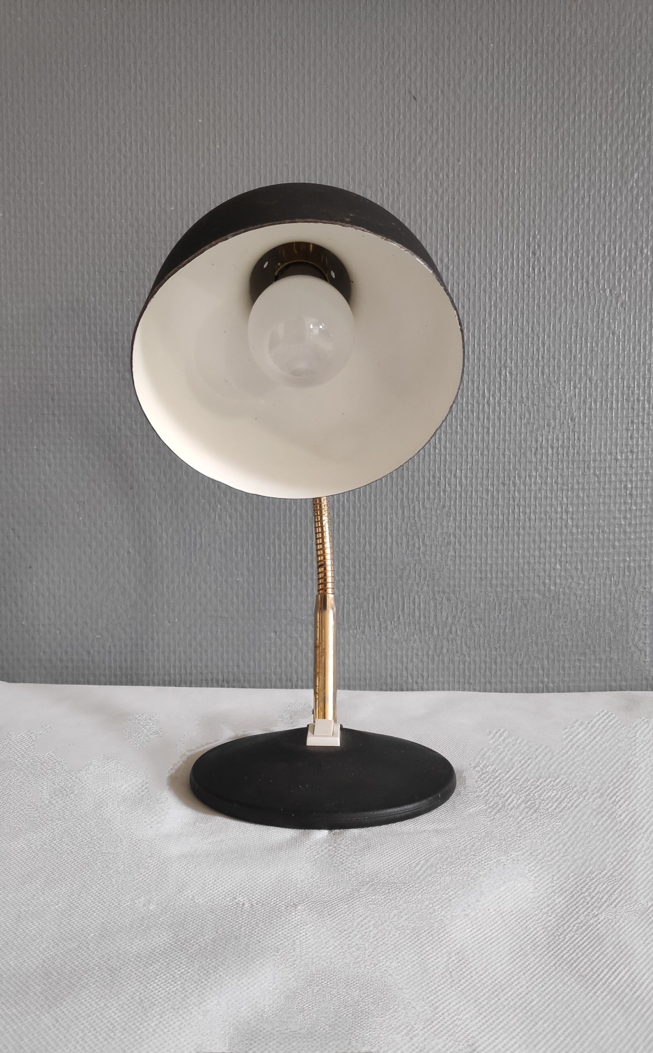 Black and gold casserole desk lamp