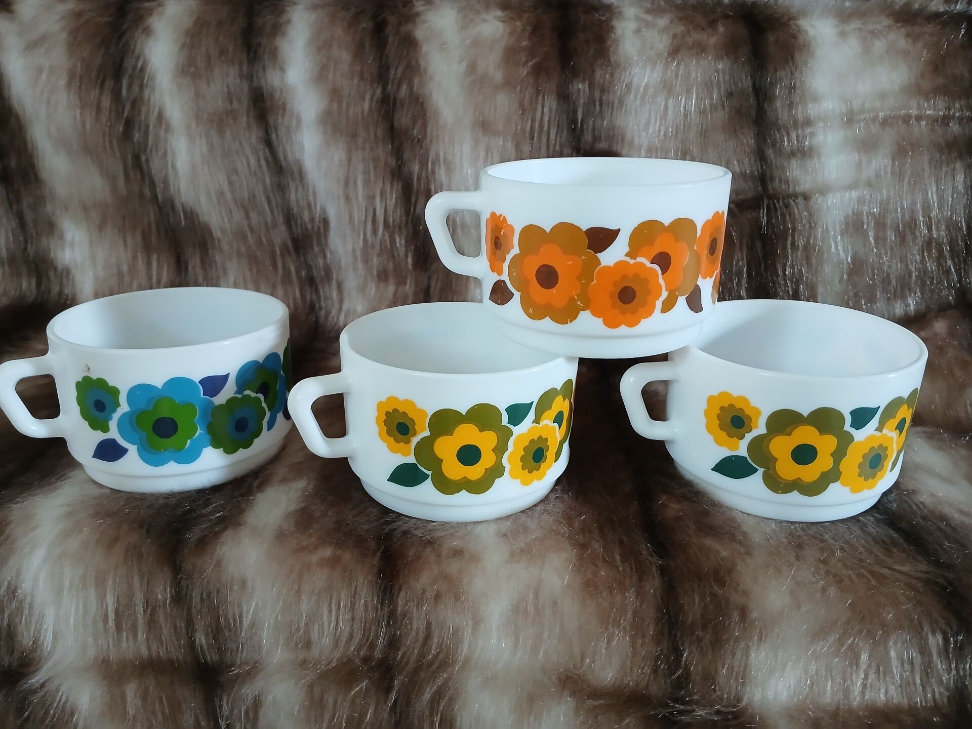 5 vintage cups in Arcopal/Lotus