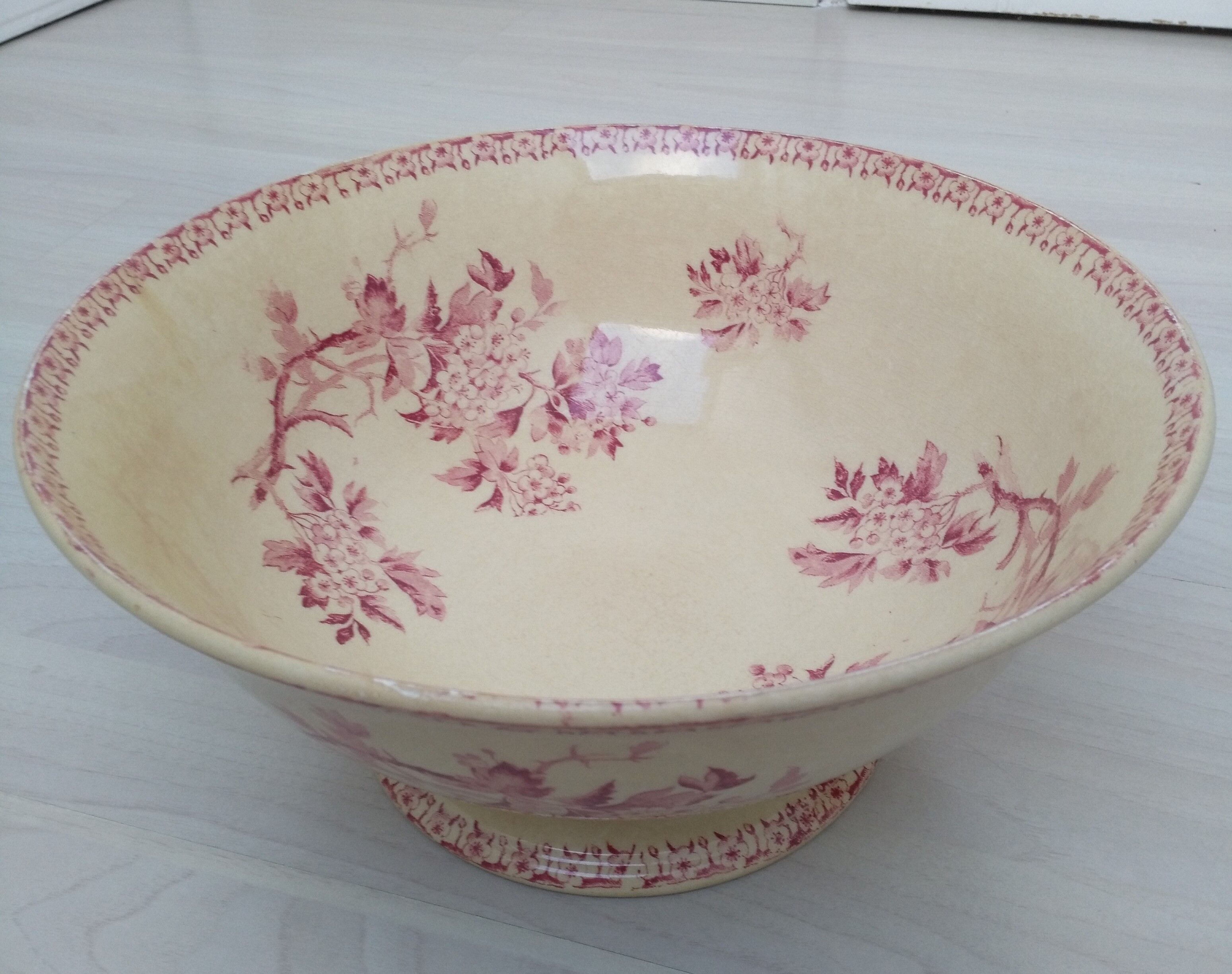 Salad bowl on foot in iron earth of Gien model Pink hawthorn