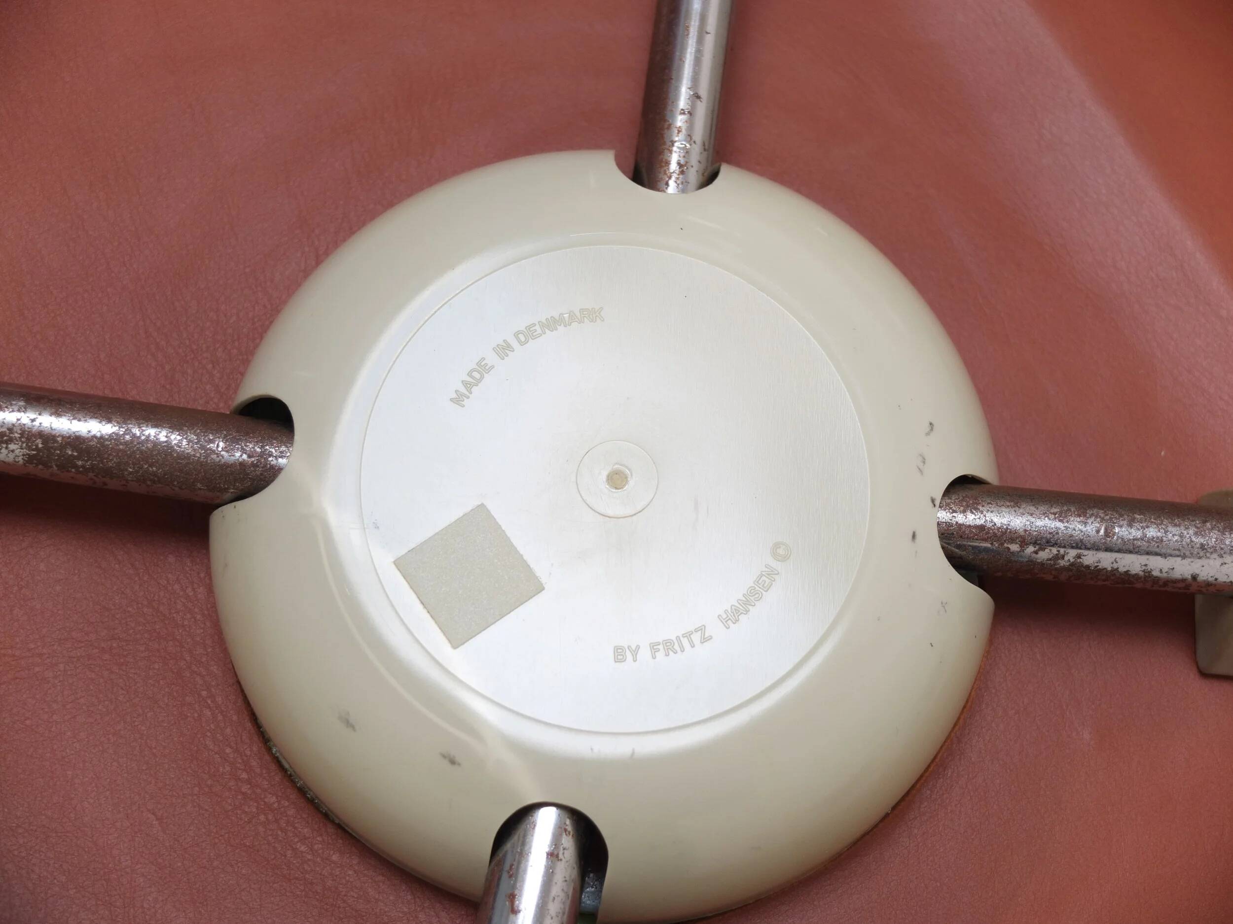 'Series 7' chairs in cognac leather by Arne Jacobsen for Fritz Hansen, 1955