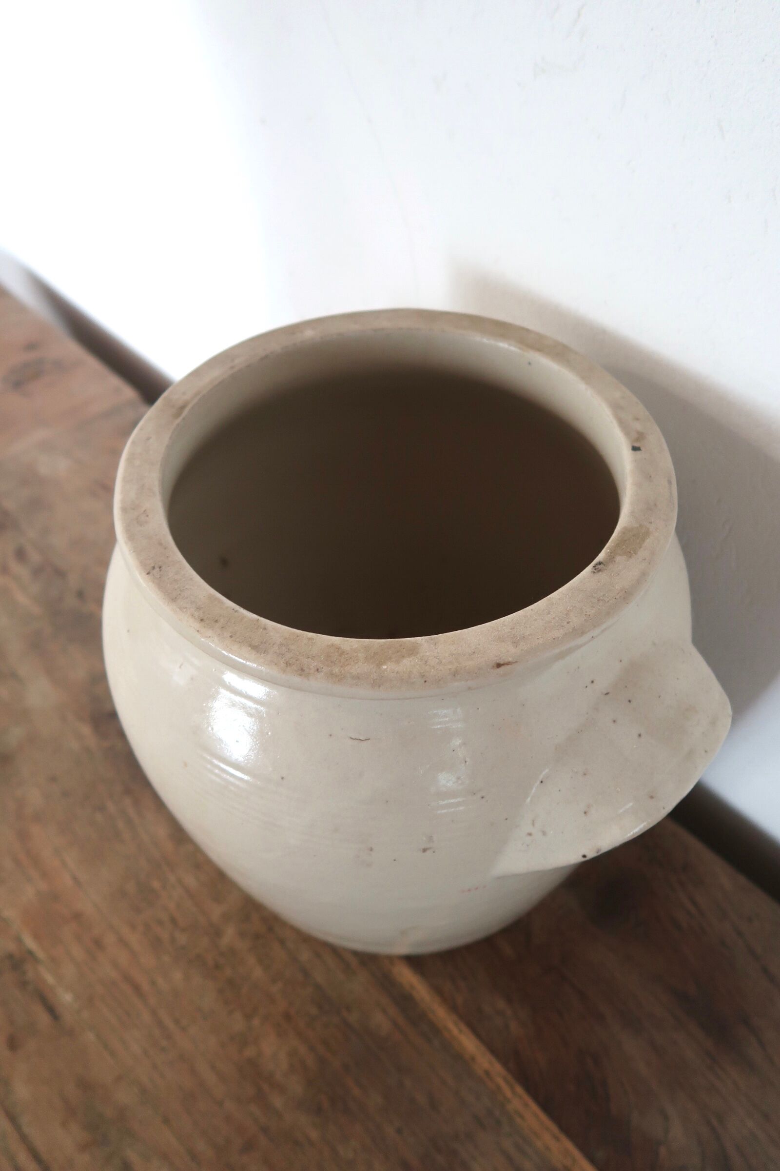 Off-white ancient sandstone pot