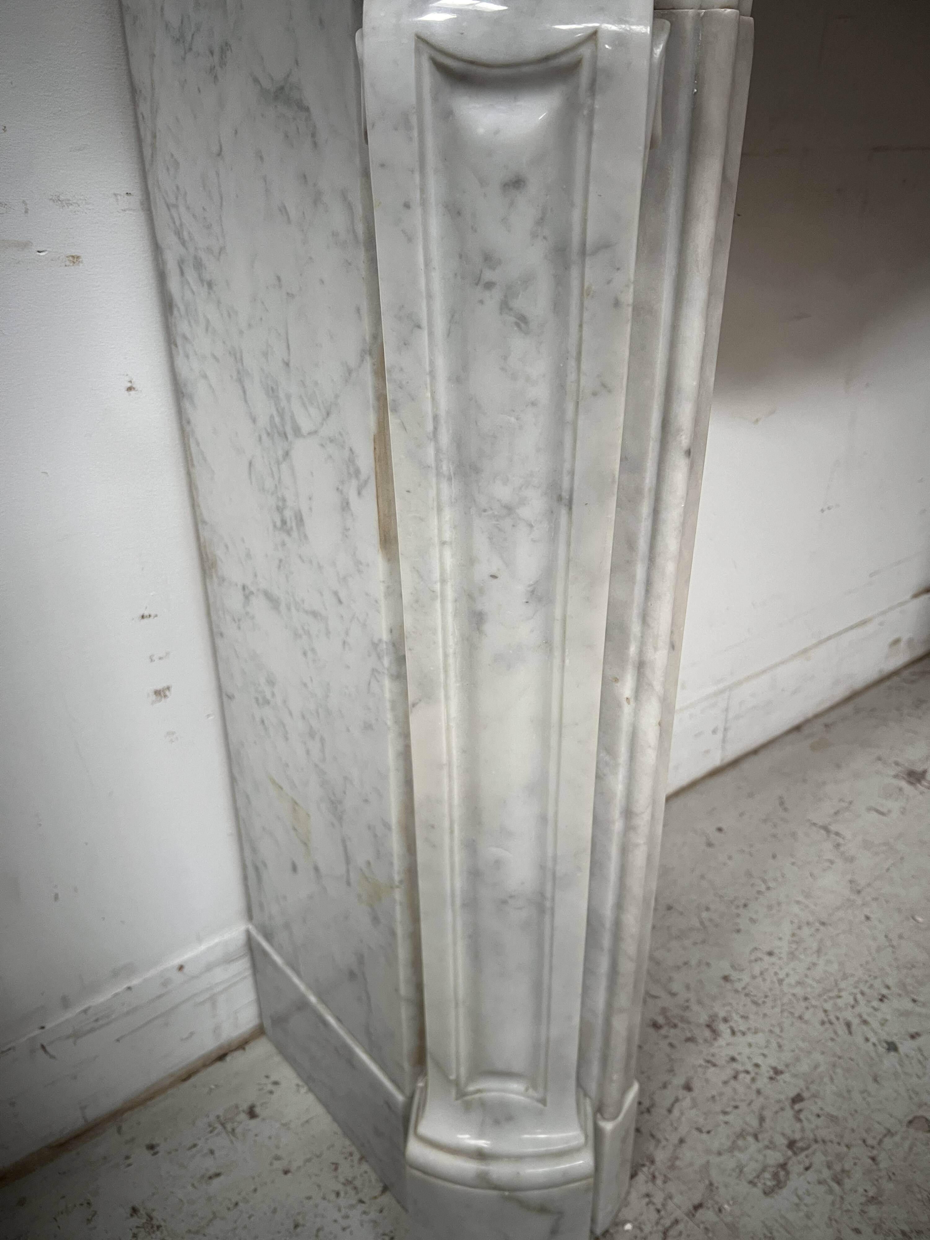 Louis XV style fireplace in veined white marble, 20th century.