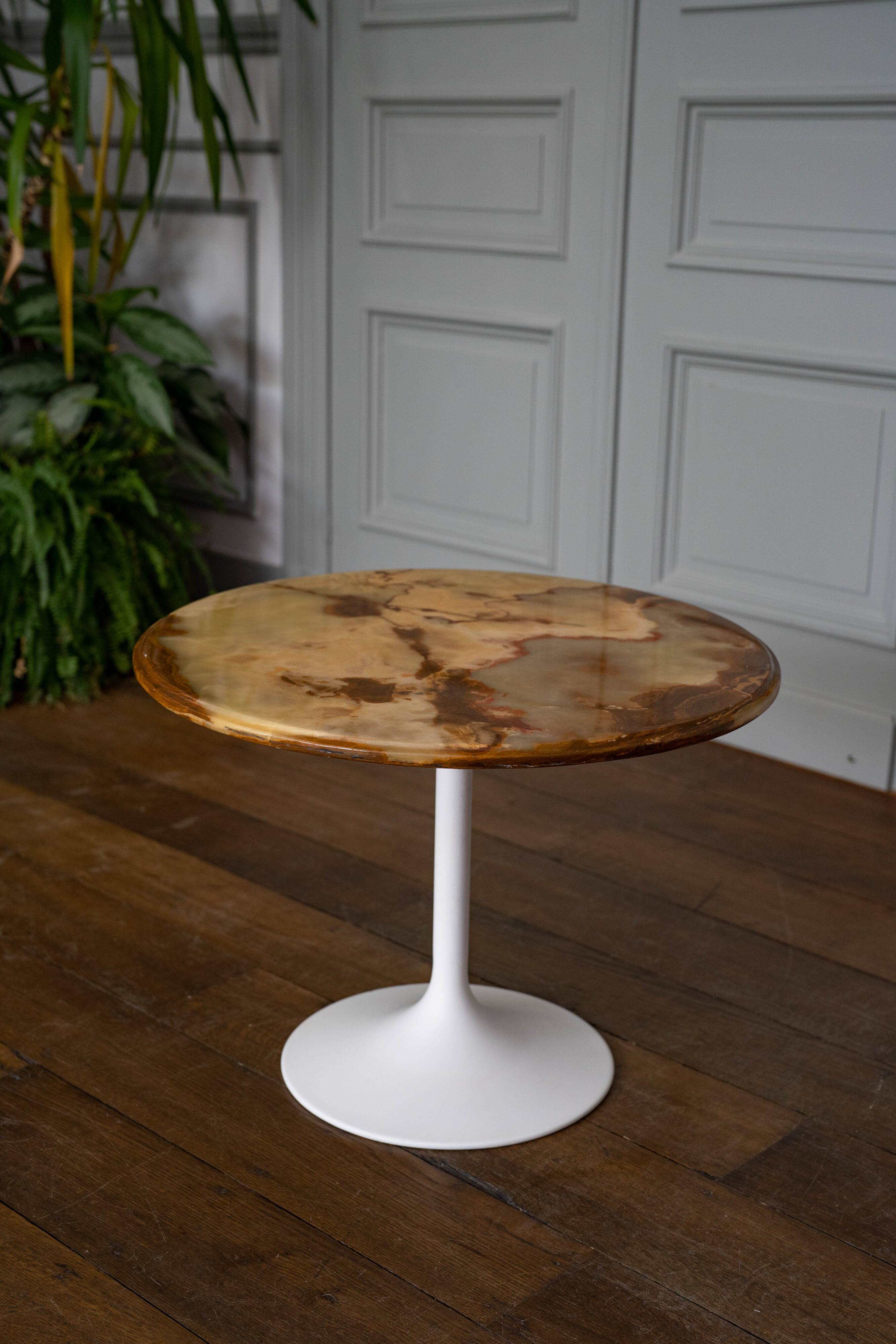 Onyx side table with tulip base