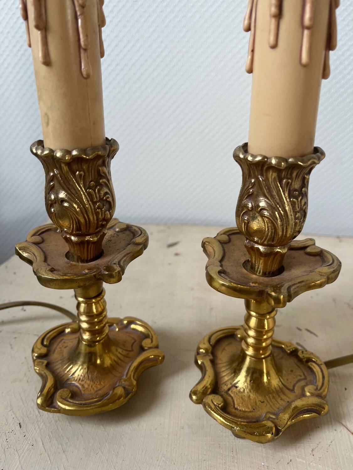 Paire de lampes en bronze rocaille Louis XV