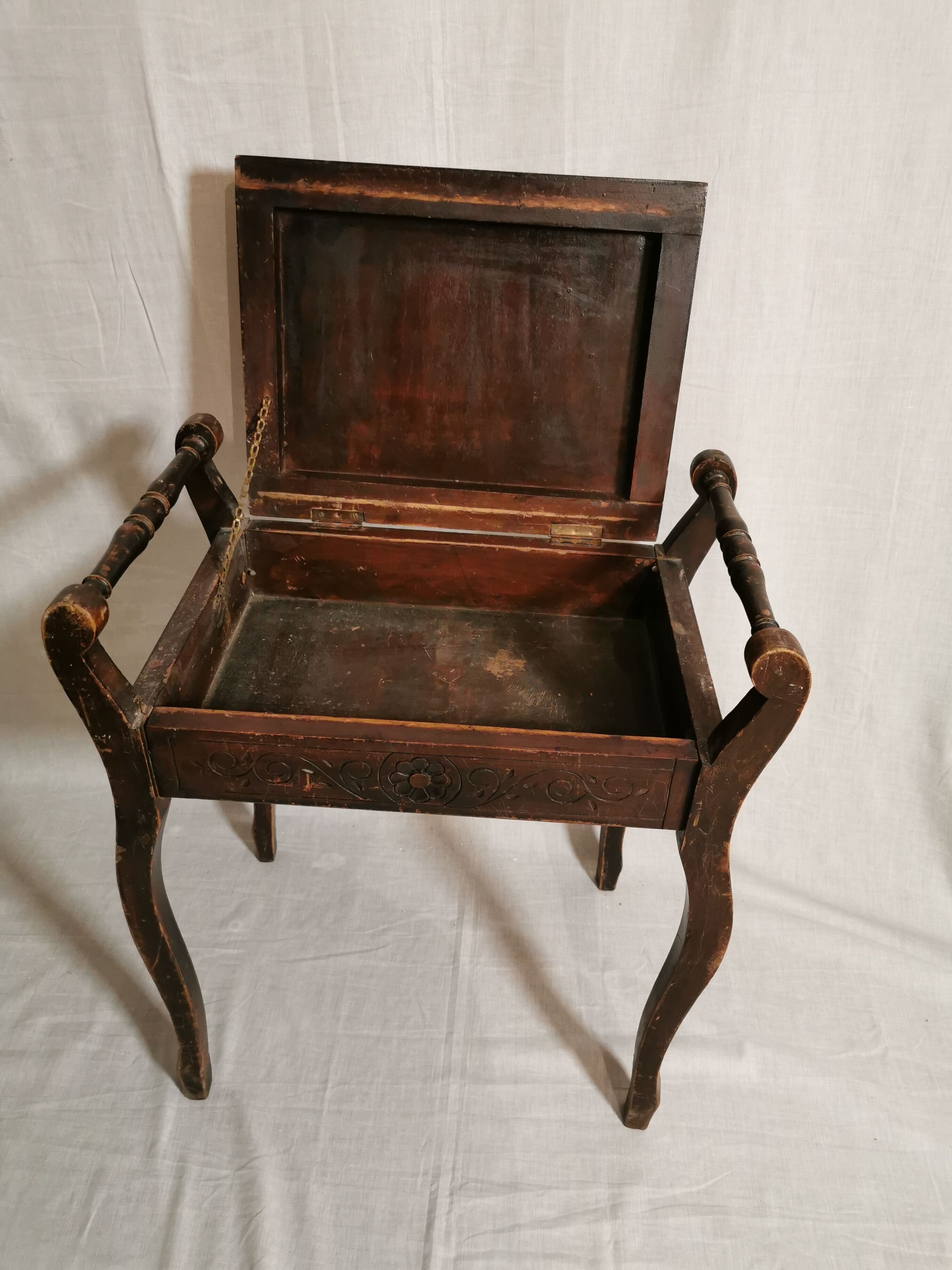 Old piano snuff with partition chest