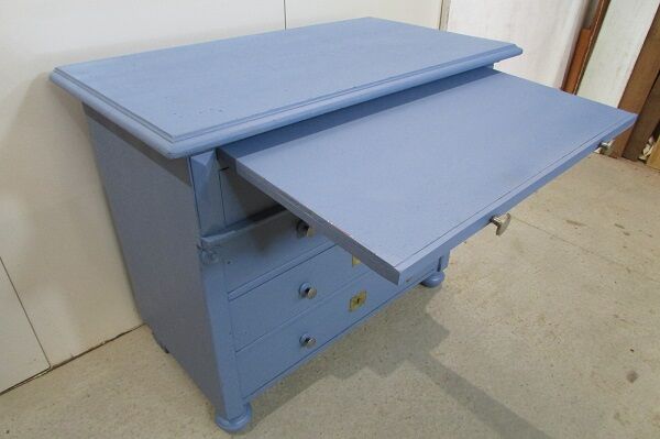 Former desk, dresser presentation