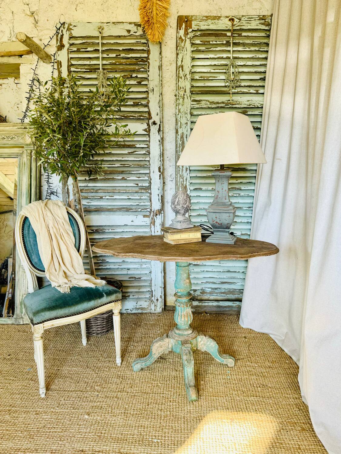 Travel pedestal table