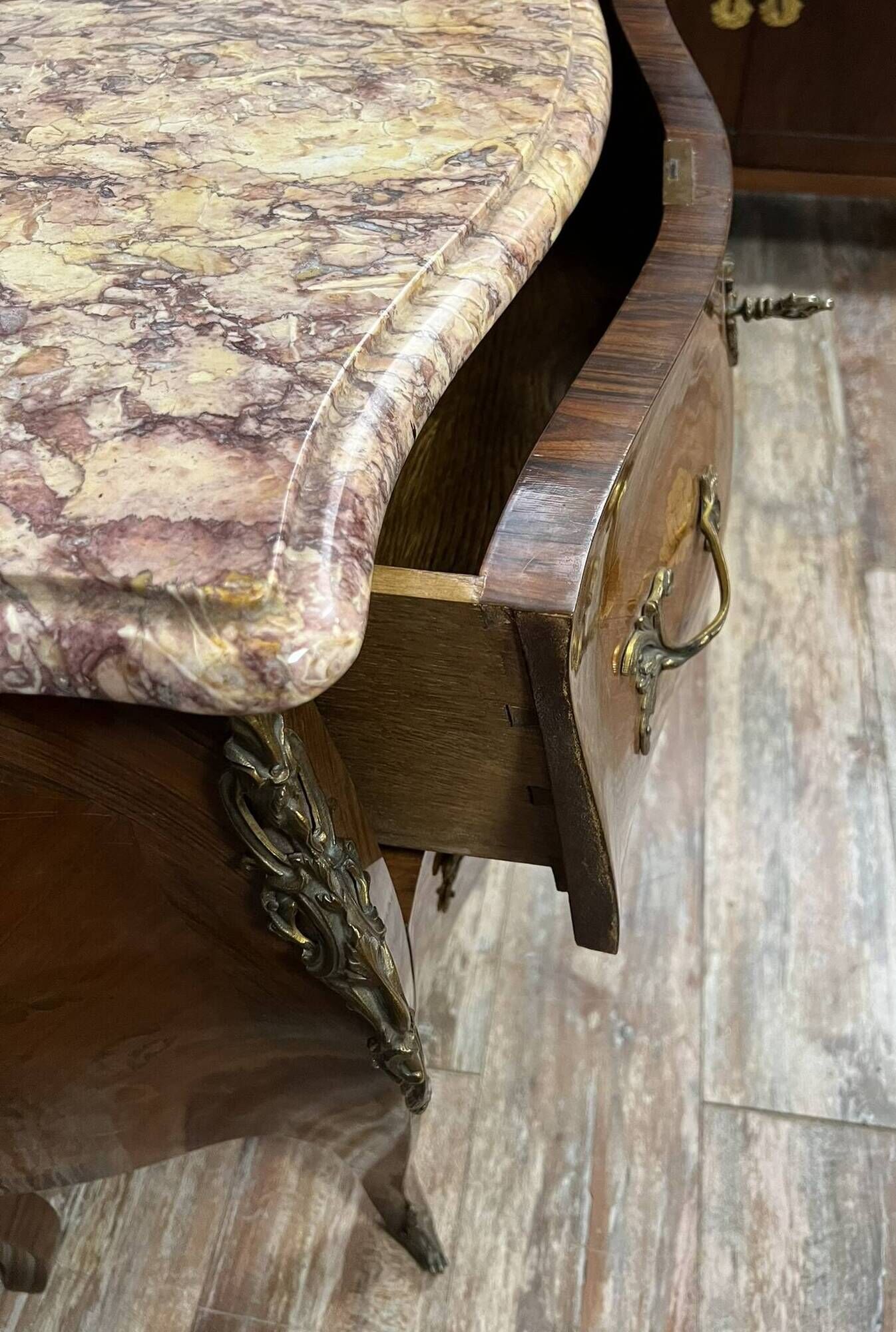 Louis XV style curved chest of drawers in marquetry