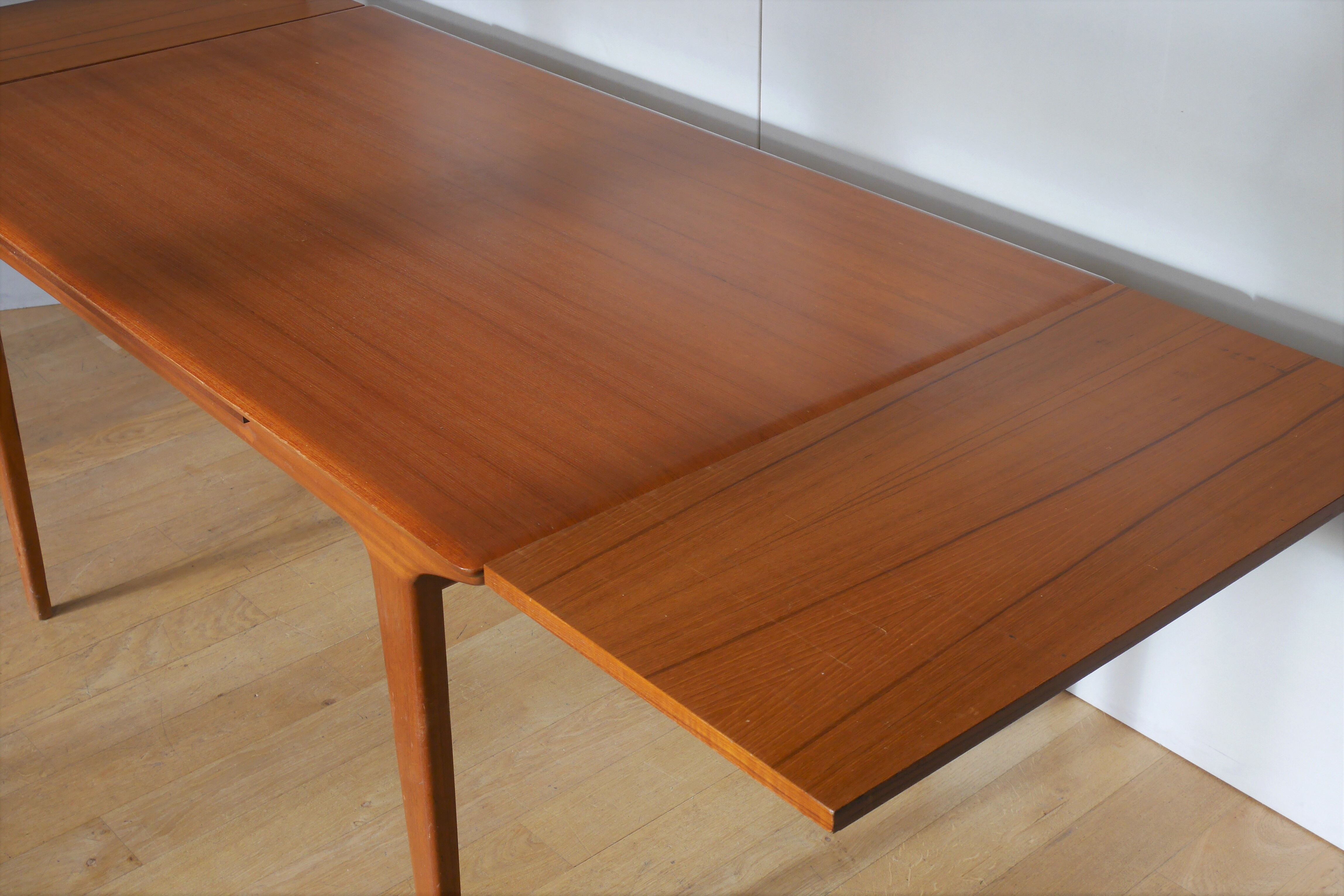 Rectangular Scandinavian extendable teak table