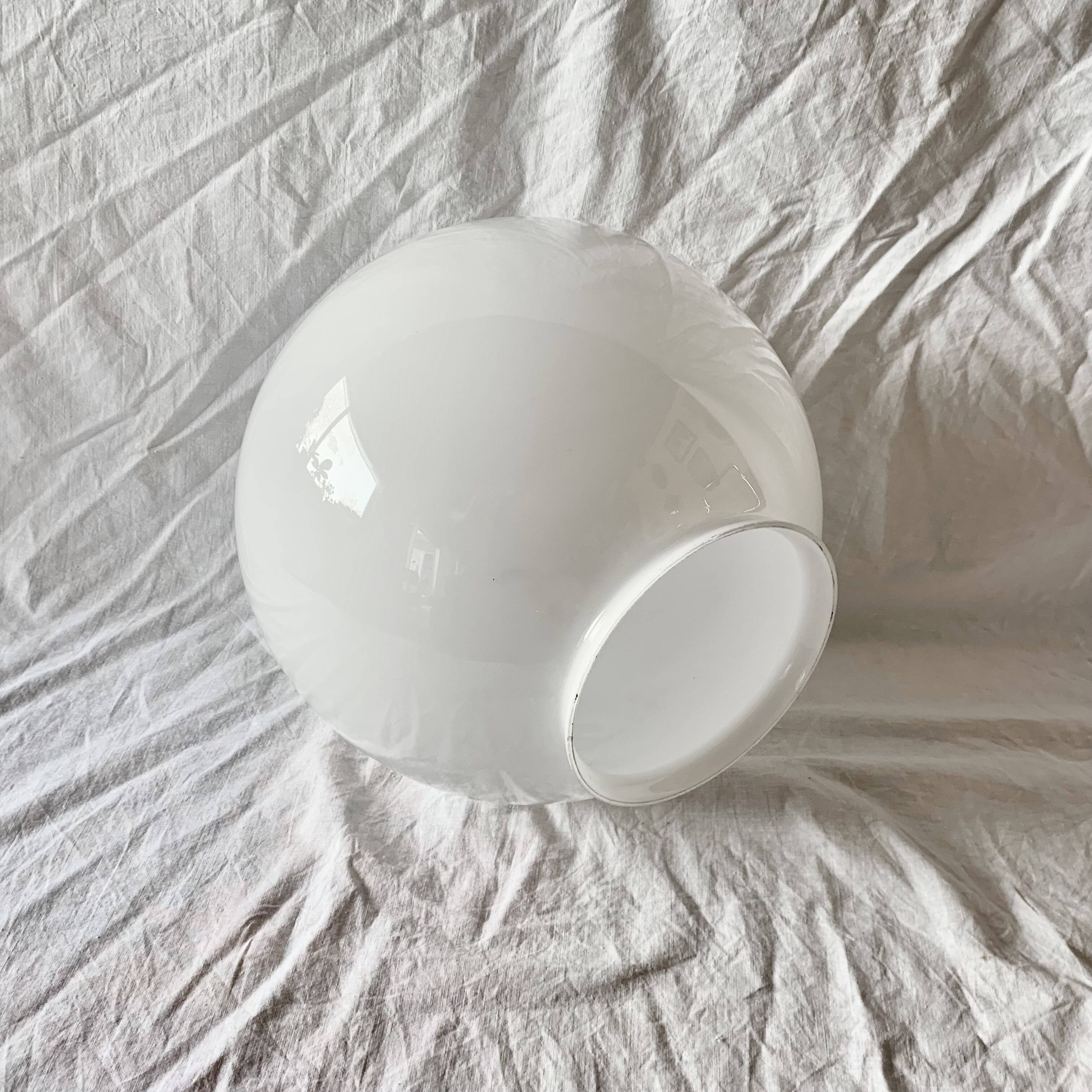 Globe boule vintage en opaline blanche - 28 cm