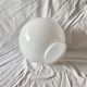 Globe boule vintage en opaline blanche - 28 cm