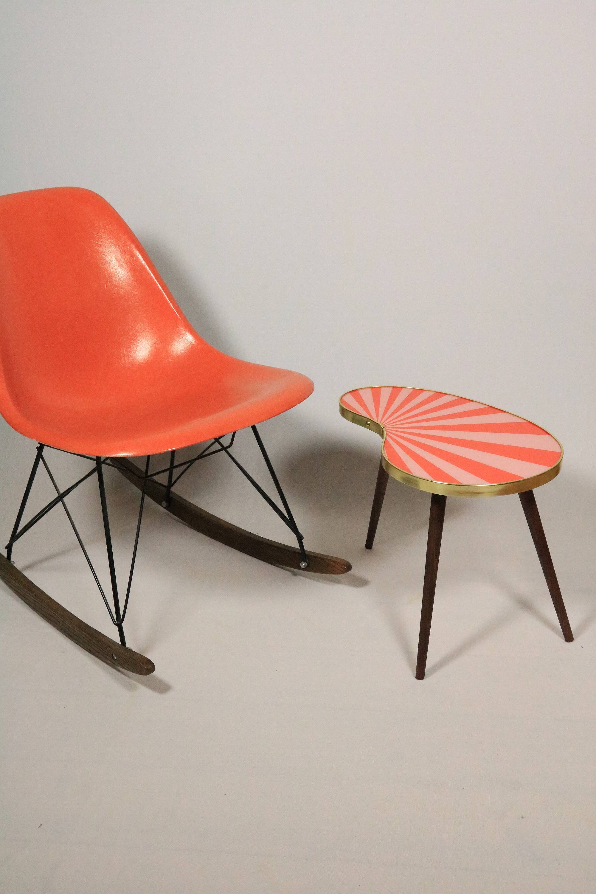 Side table, kidney-shaped, red-pink stripes, three elegant legs, 50s style
