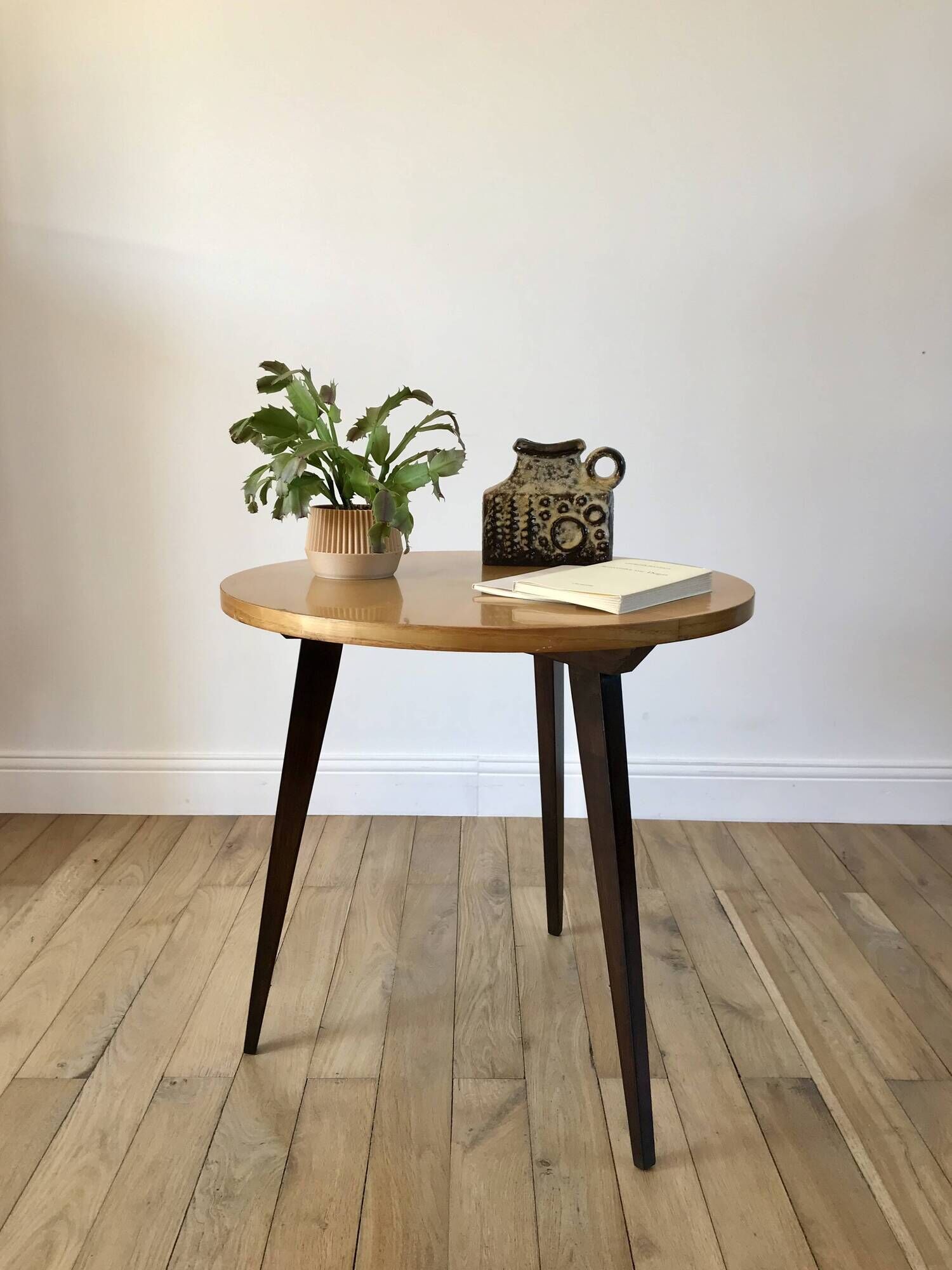 Tripod coffee table in wood and two-tone marquetry Scandinavian design 50s-60s