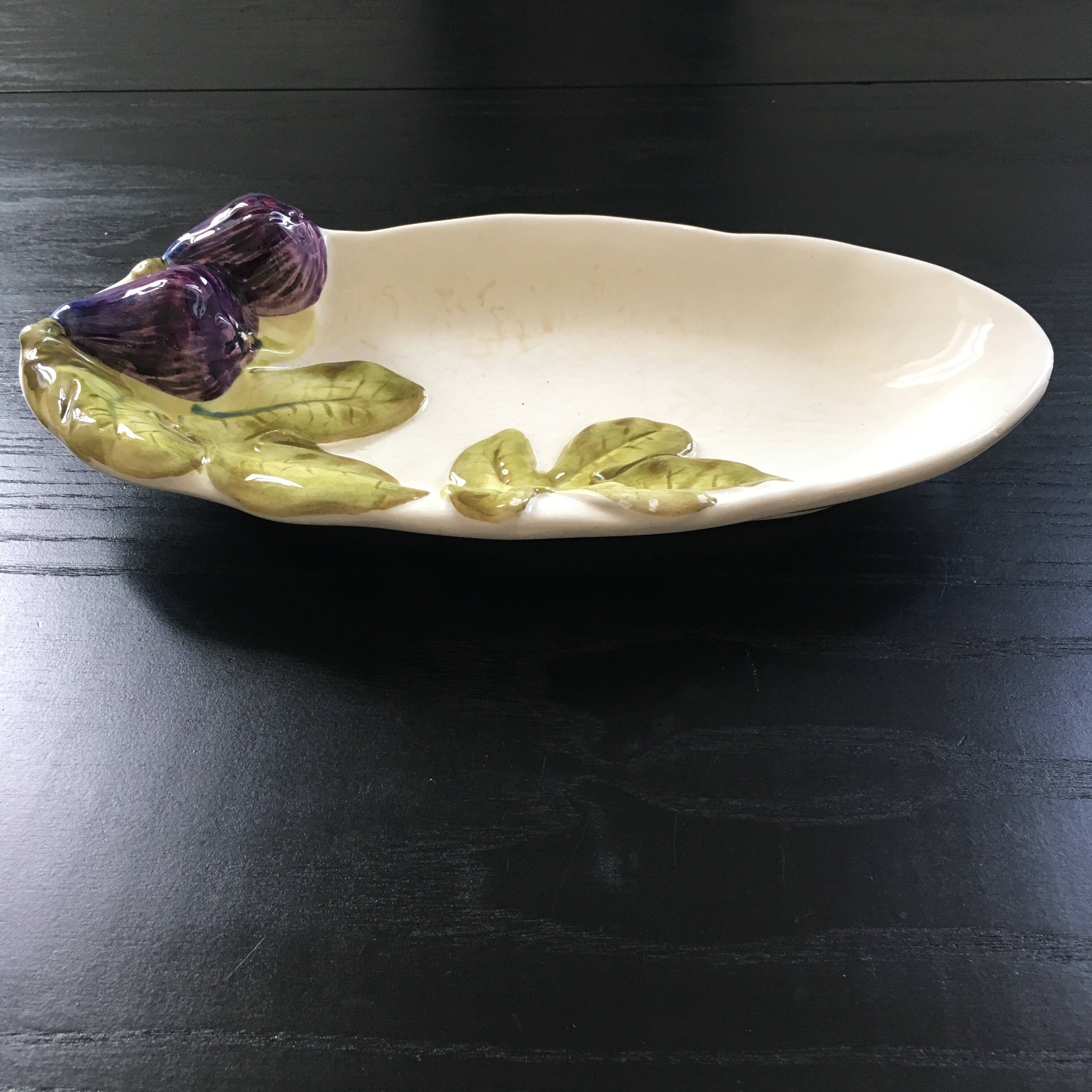 Oval dish with fig decoration