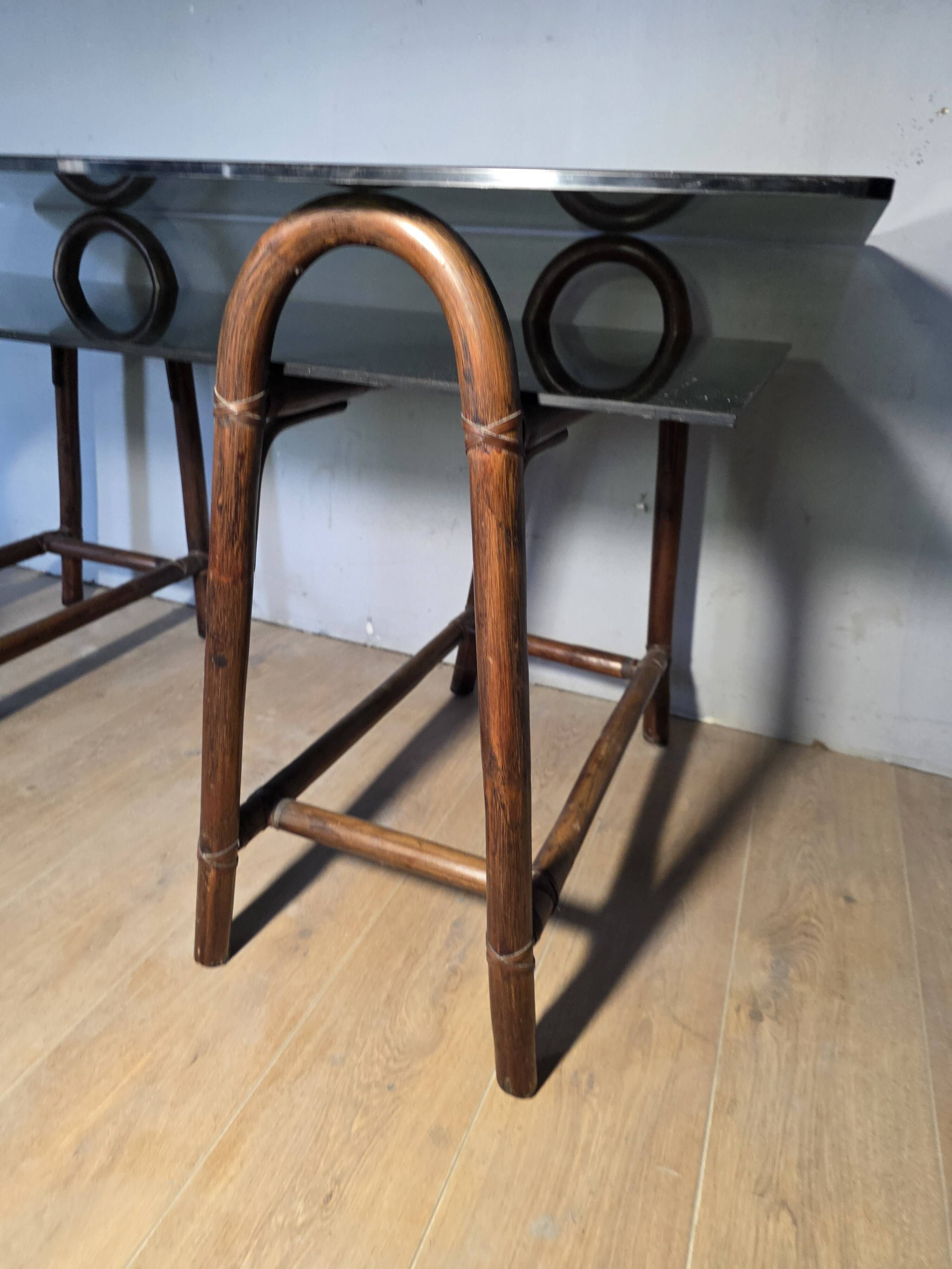 Bureau en rotin double plateau en verre fumé, années 70.