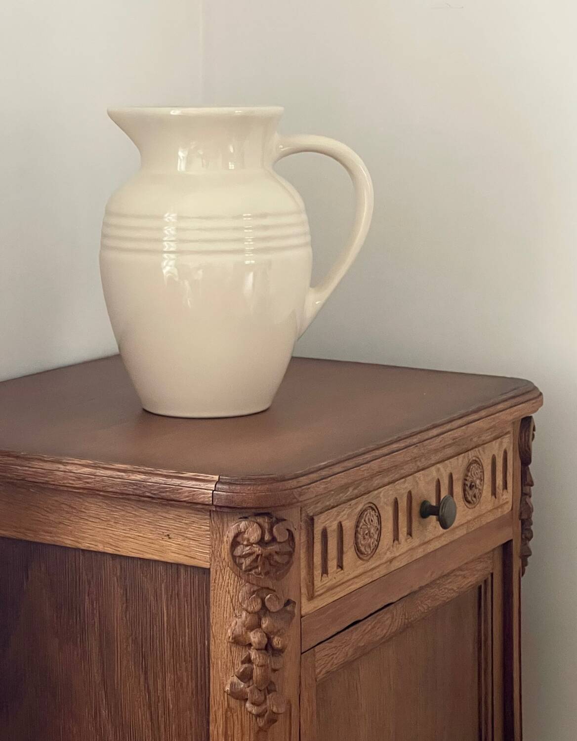 Ceramic jug Le Creuset.