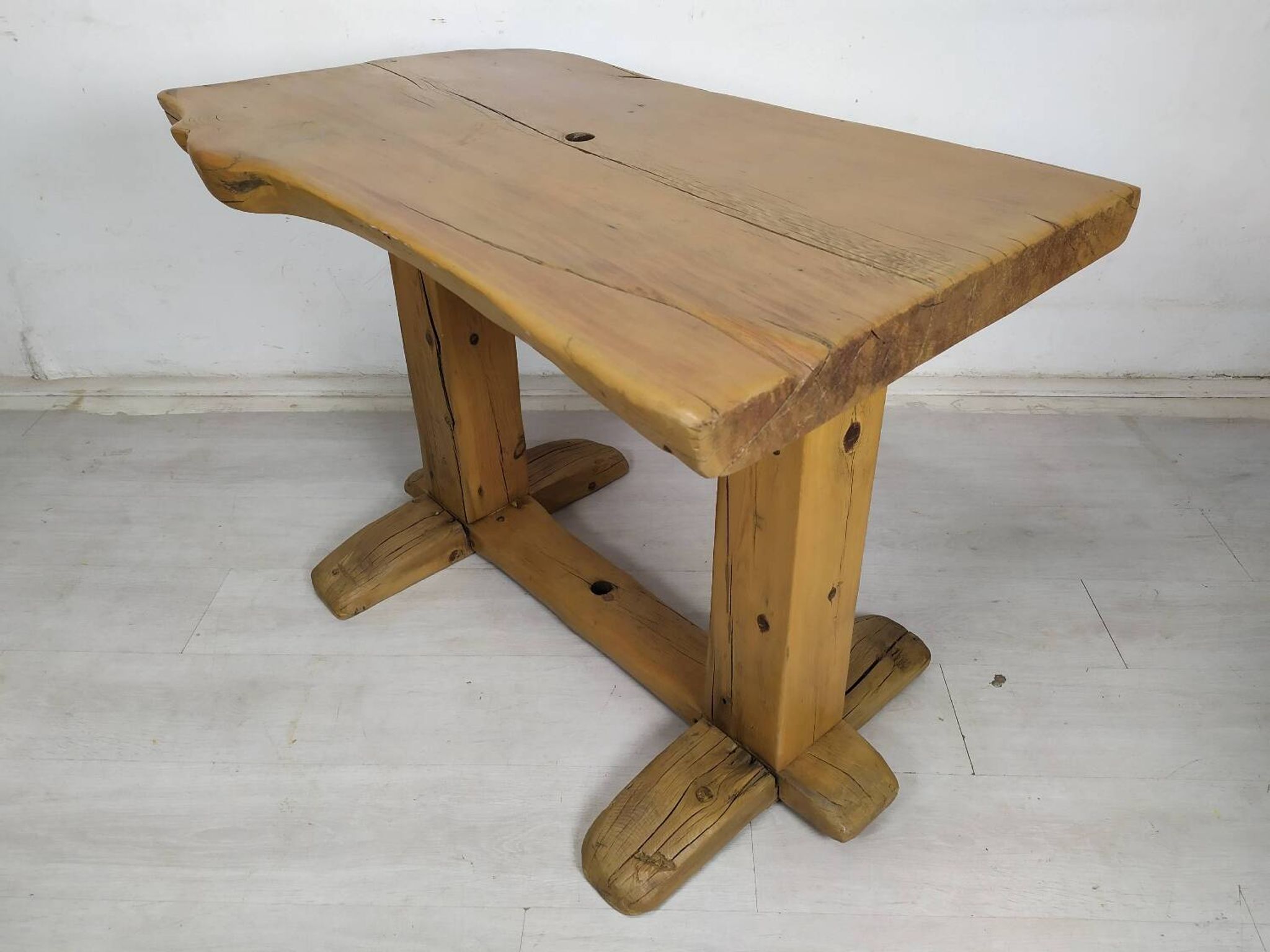 Table extérieur brutaliste