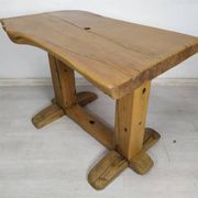 Table extérieur brutaliste