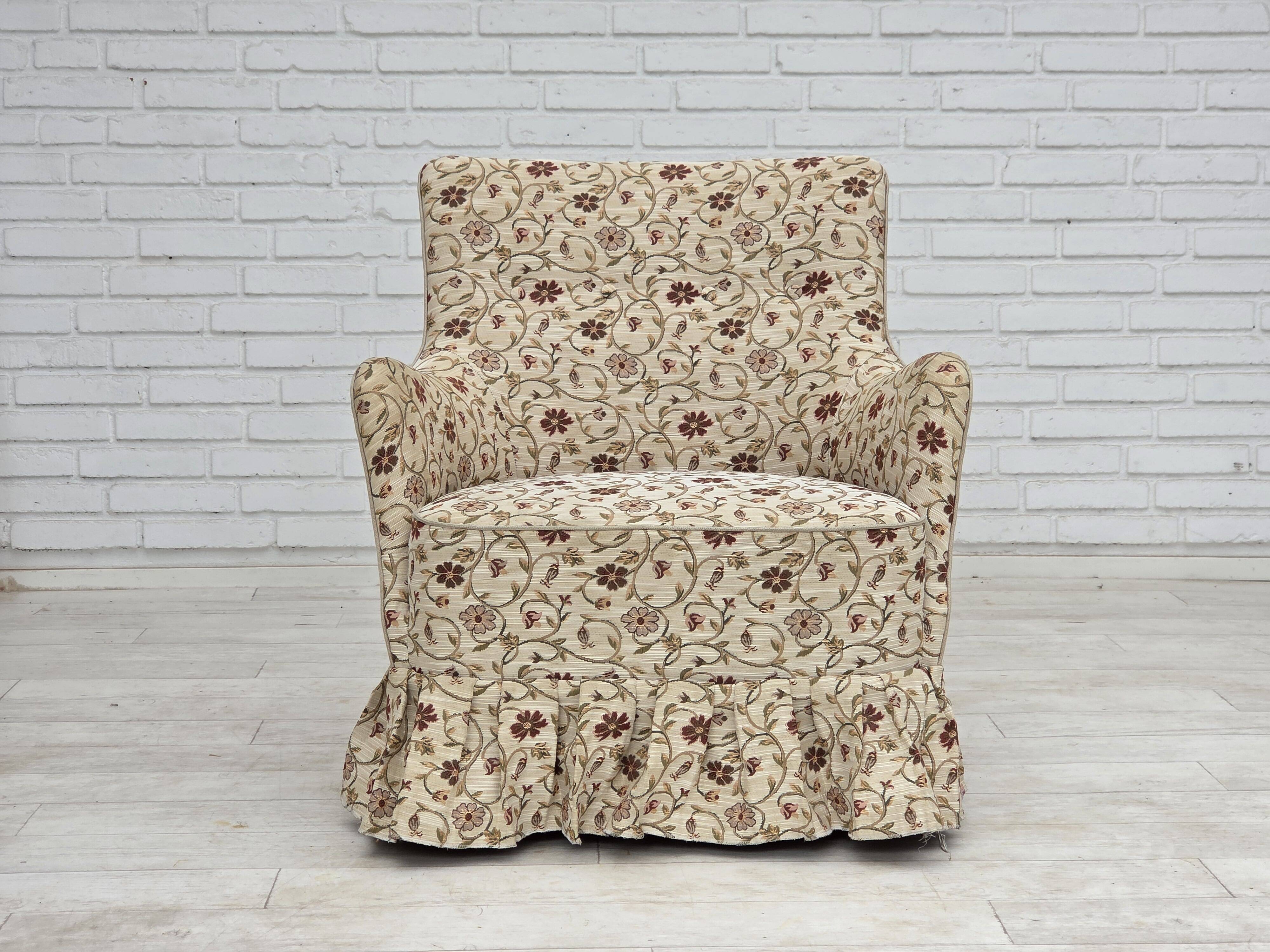 Fauteuil danois des années 1970, tissu jacquard, pieds en bois d'orme.