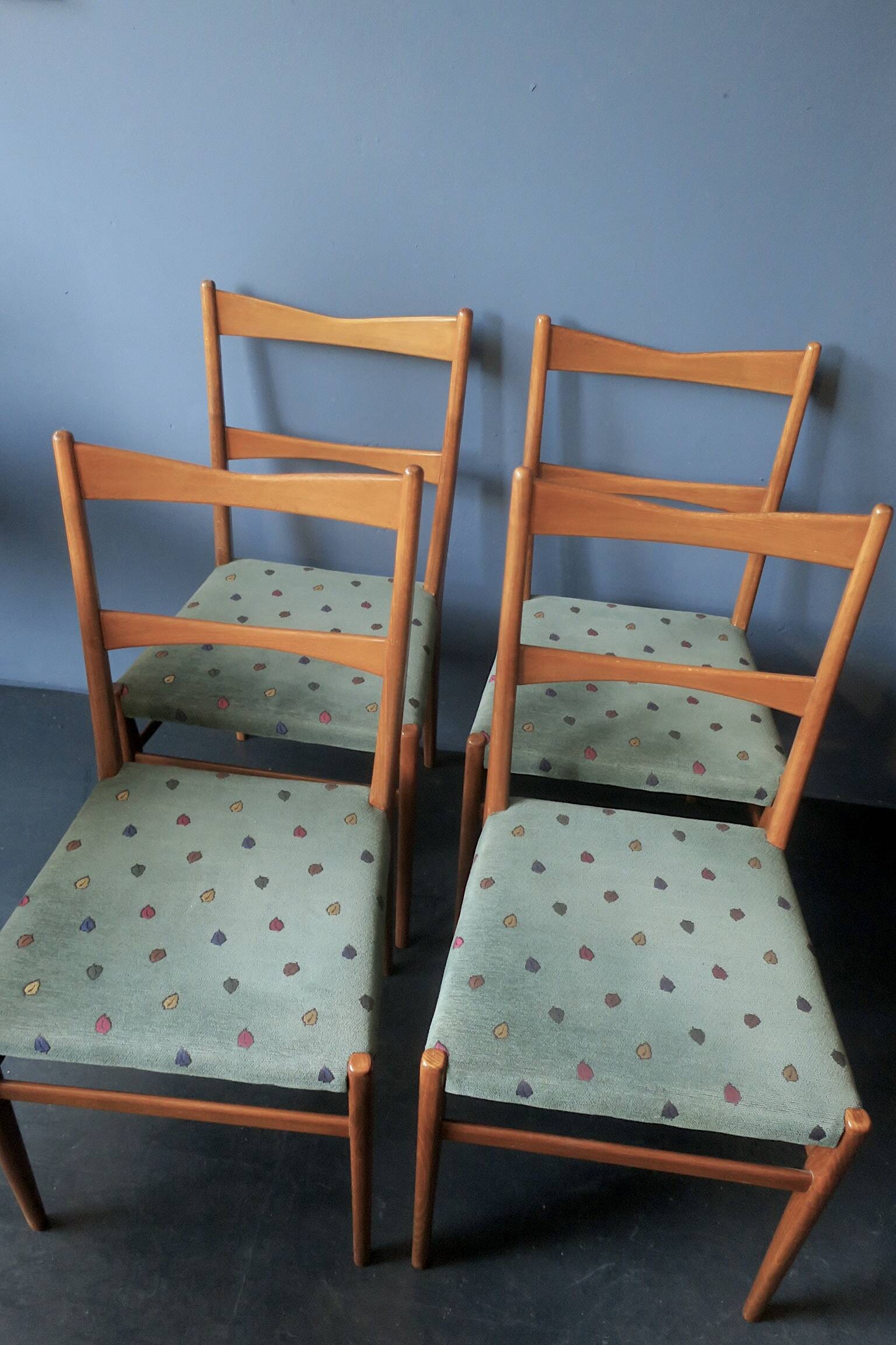 Set of 4 mid century dining chairs with turquoise covers, 1960
