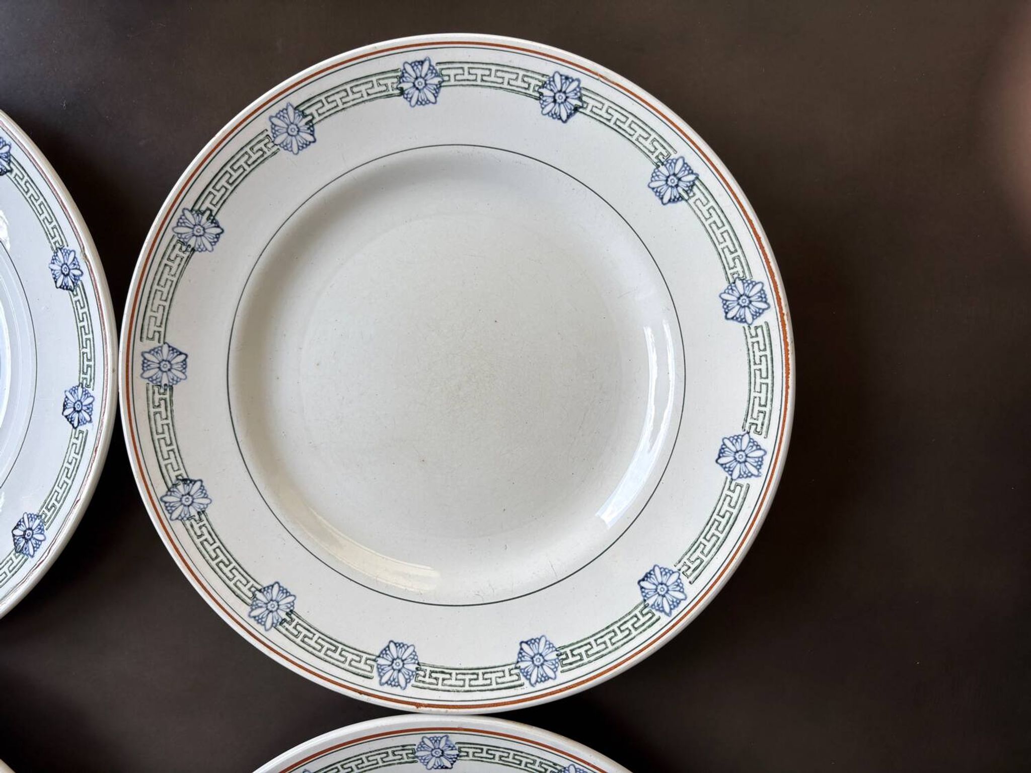 4 assiettes plates St Amand terre de fer