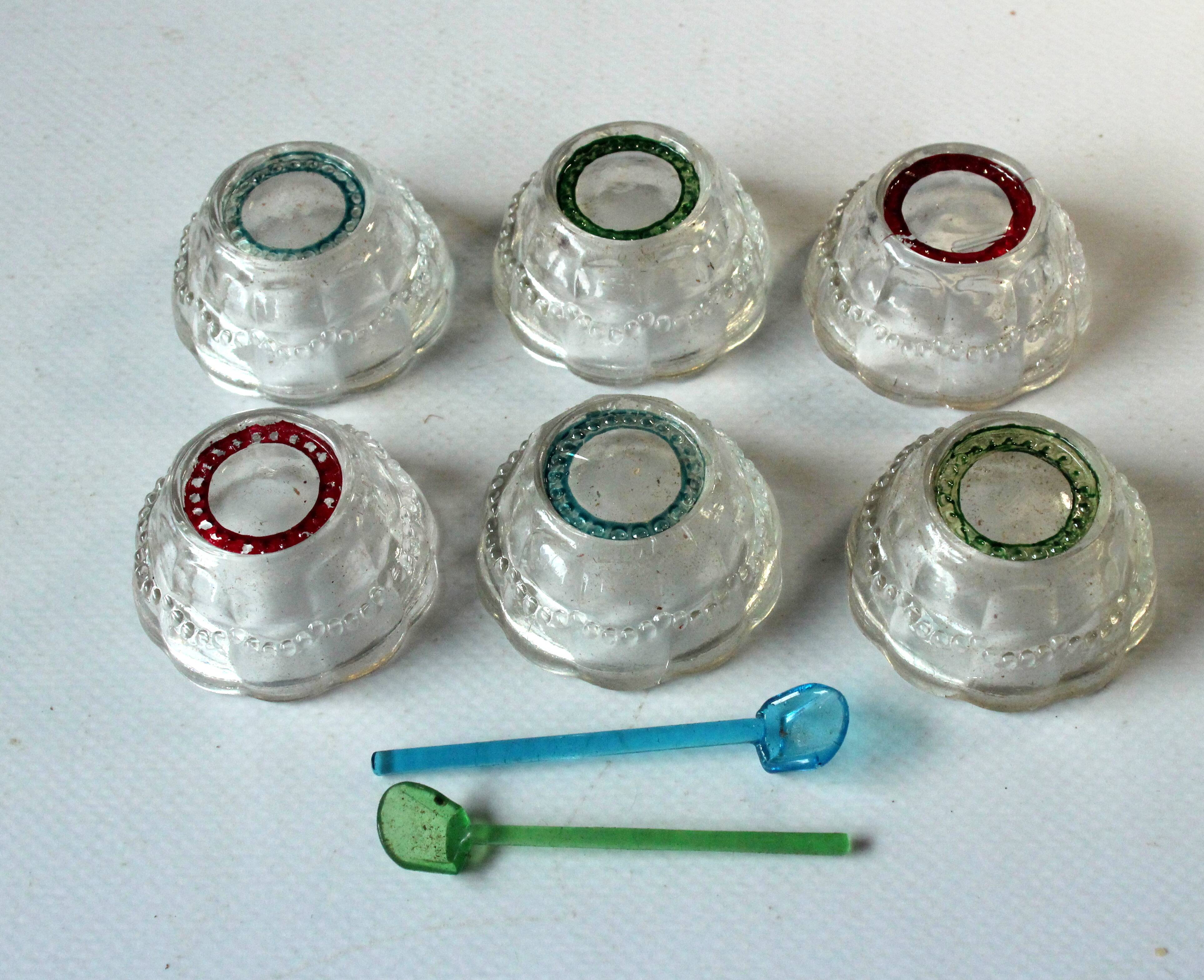 6 salerons anciens en verre et 2 cuillères en verre, années 1920