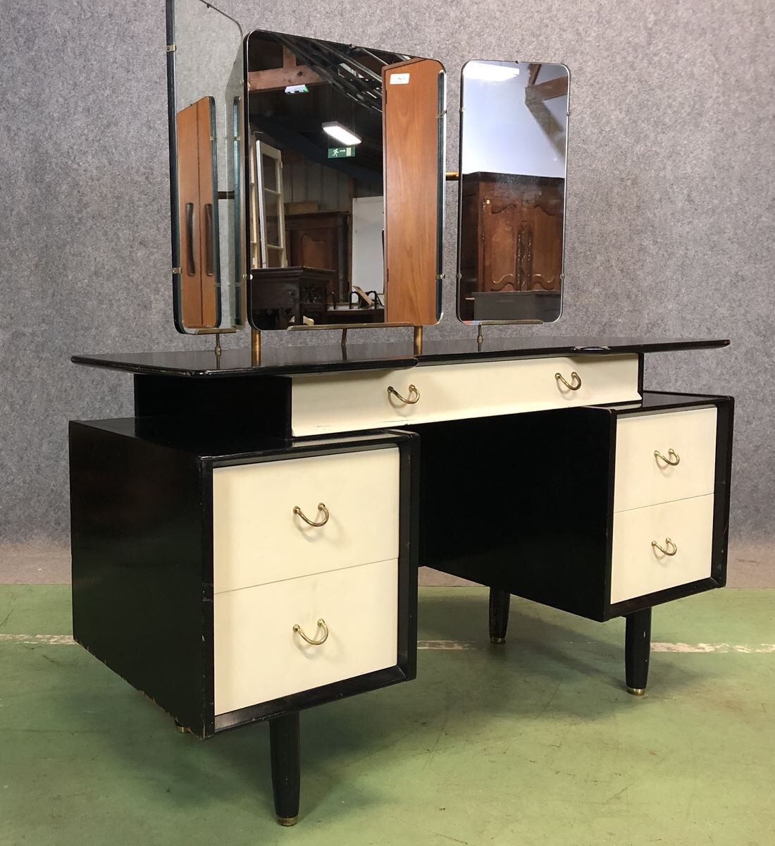 Hairdresser G Plan 70s - black and white patina