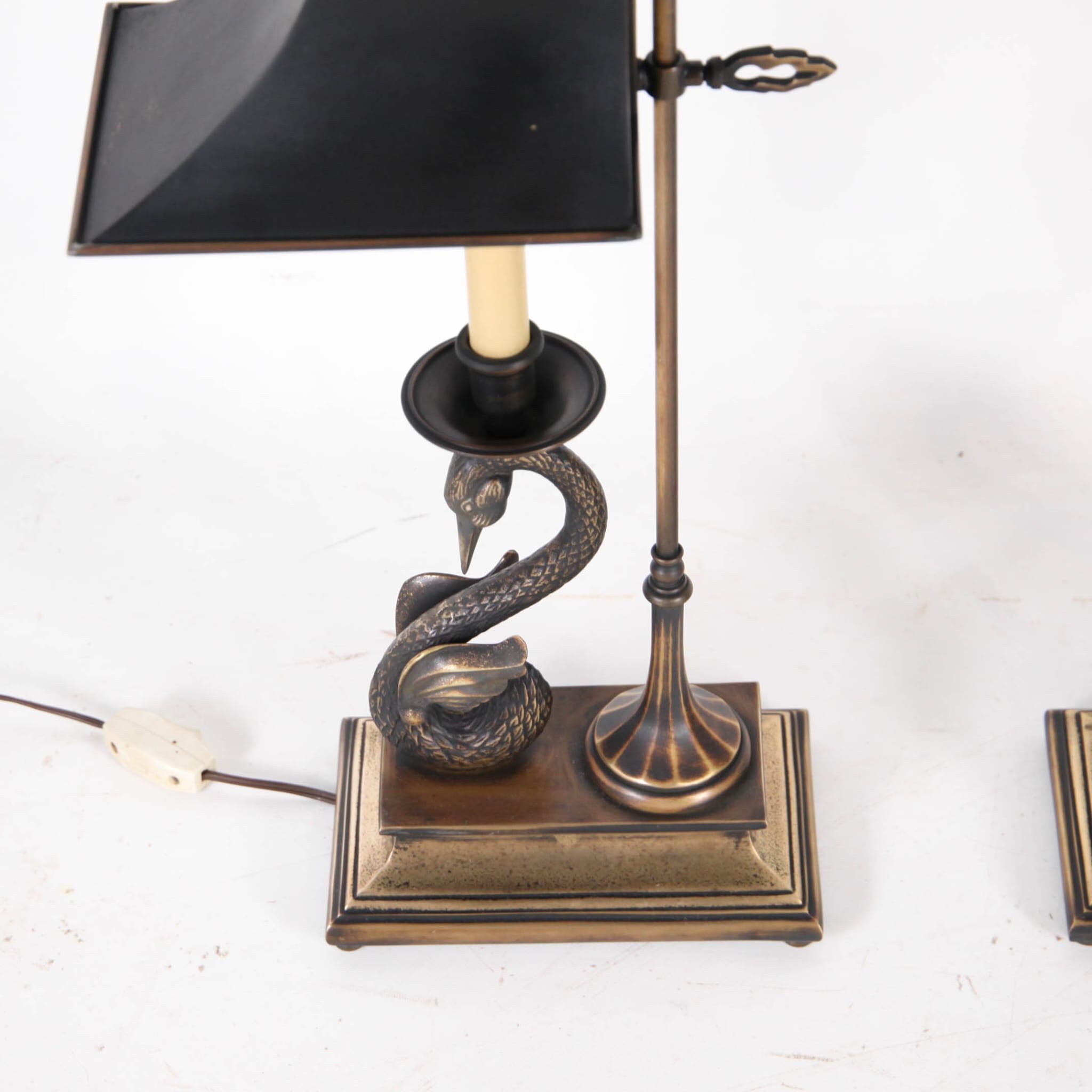 Paire de lampes « cygnes » en laiton