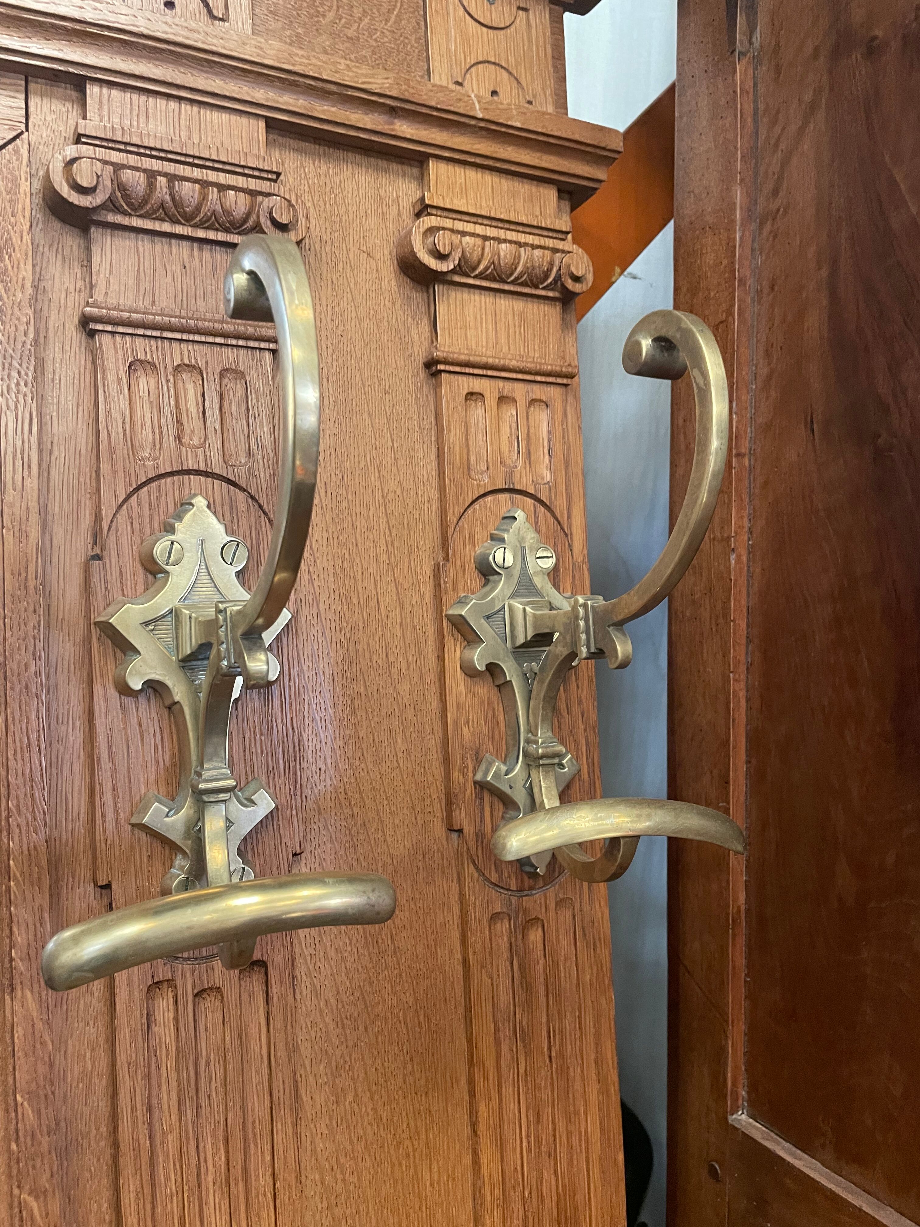 Vestiaire d’entrée en chêne et laiton 1900