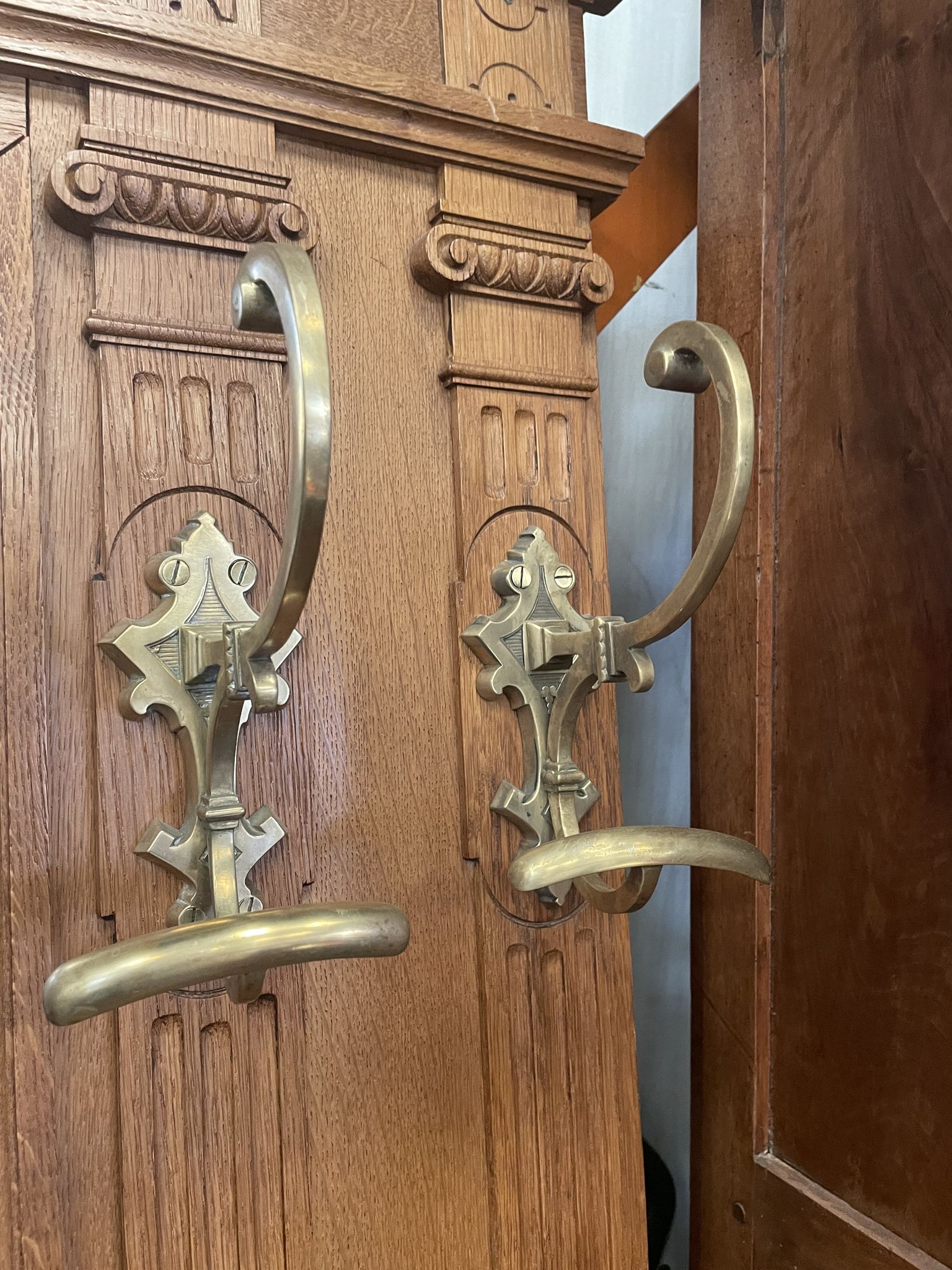 Vestiaire d’entrée en chêne et laiton 1900