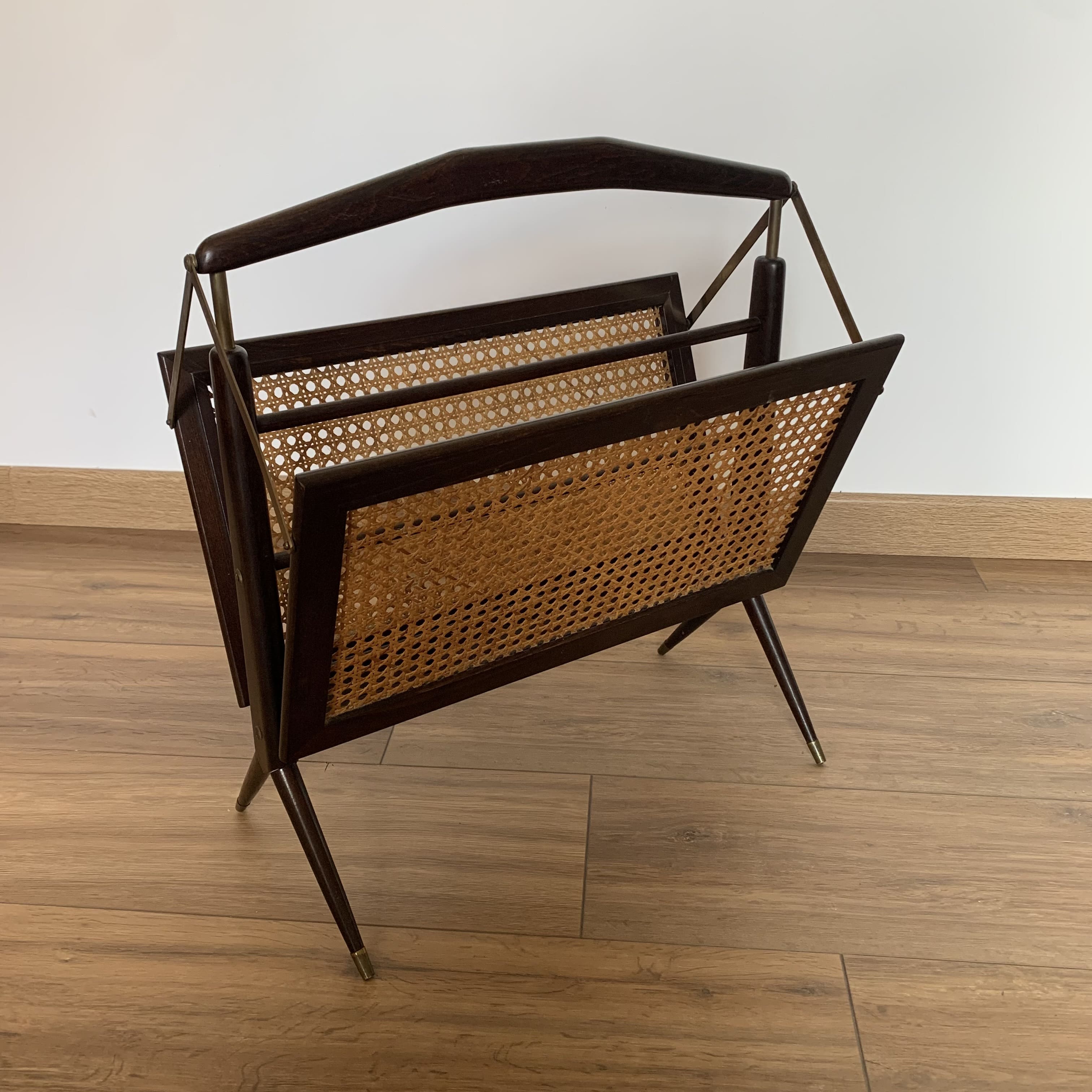 Folding magazine rack