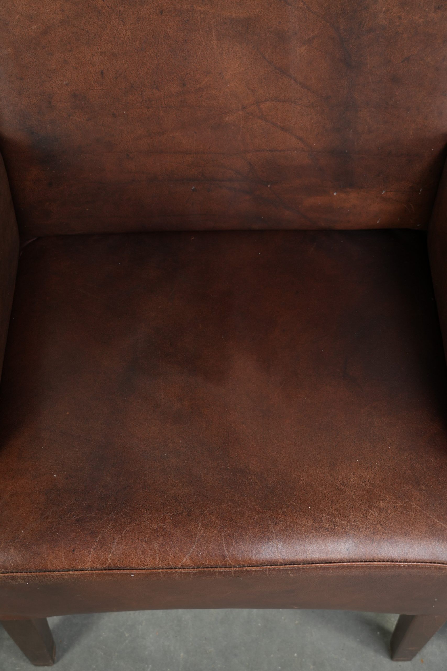 Set of 4 nicely finished dining chairs/side chairs with armrests made of cowhide leather