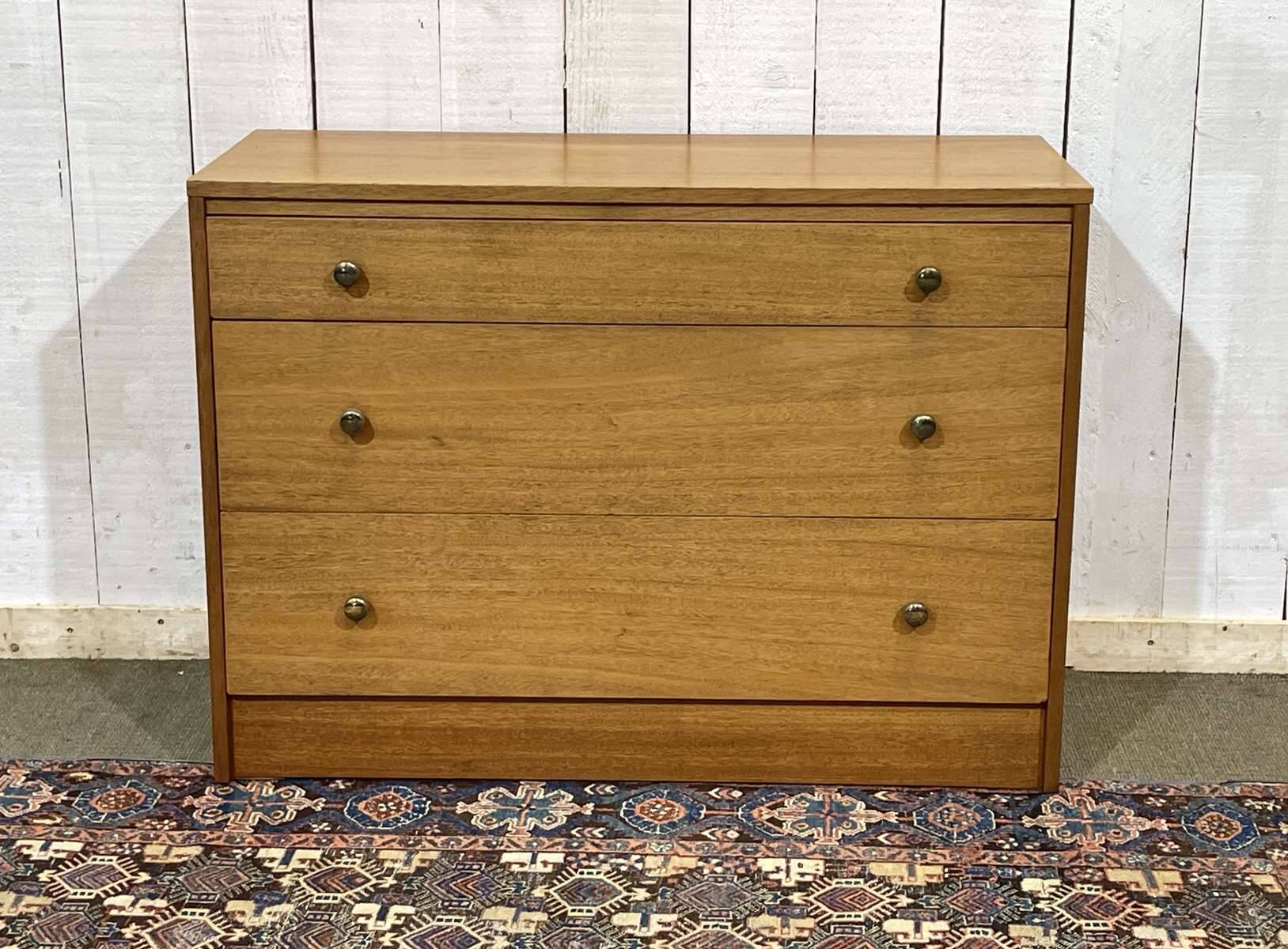 English chest of drawers from the 70s in mahogany