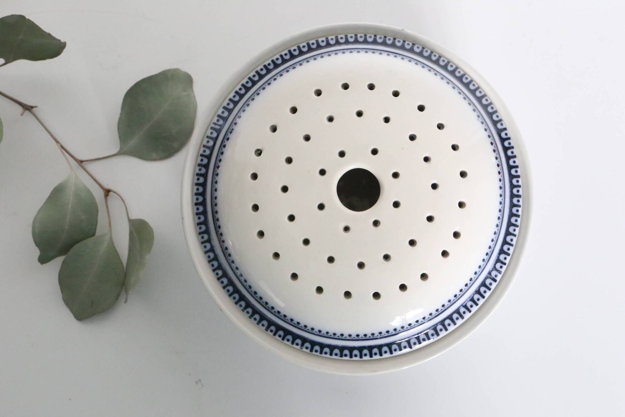 U&Cie Sarreguemines sponge holder, Terre de Fer, mid-19th century, French antique